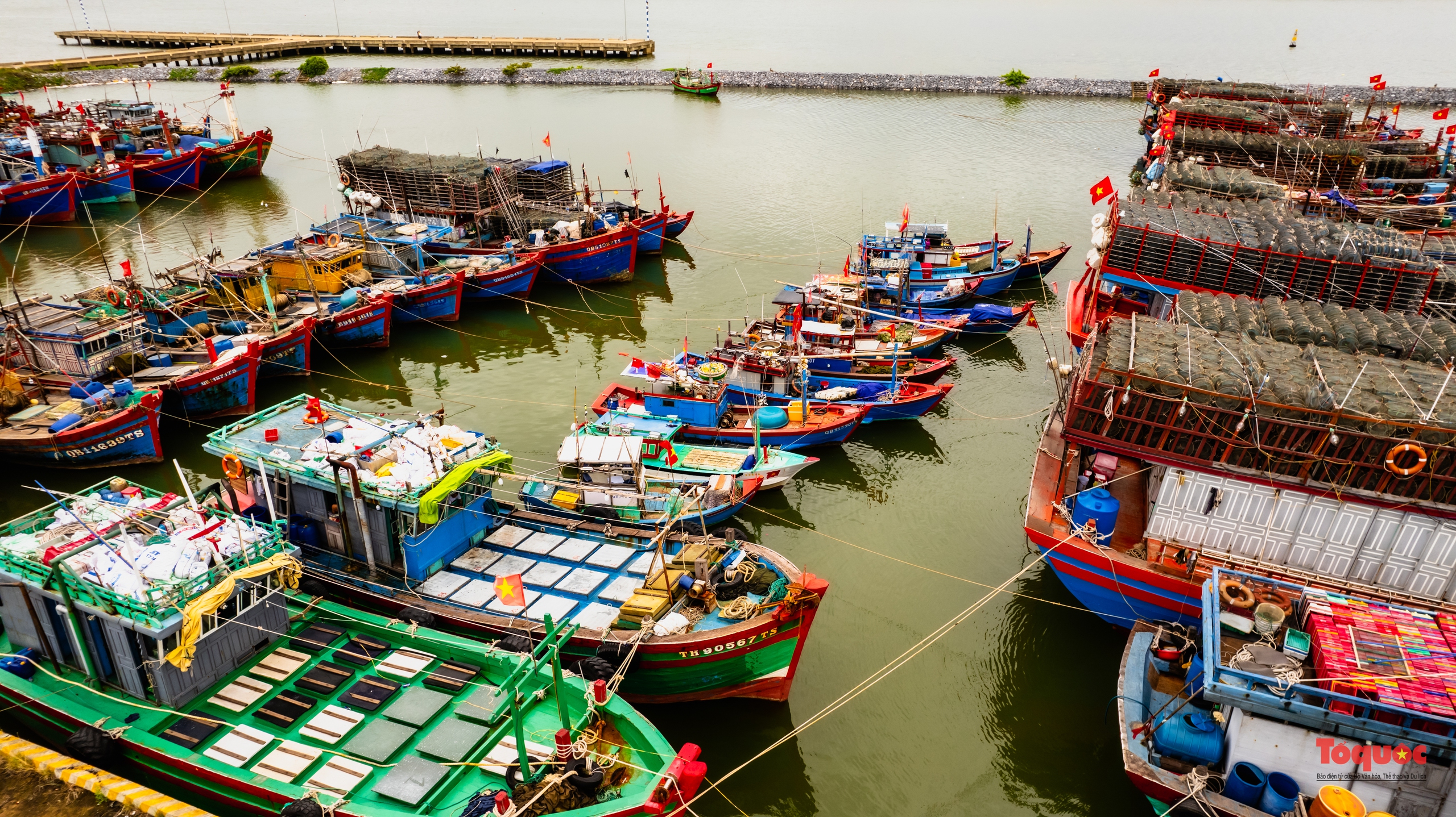 Ngư dân Quảng Bình cẩu thuyền đi tránh bão - Ảnh 2.