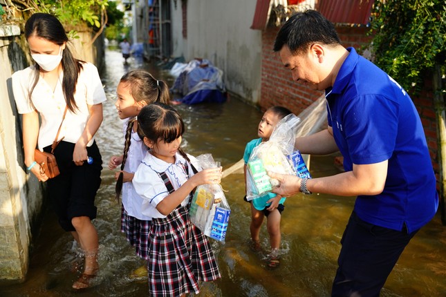 Vinamilk hỗ trợ, động viên người dân và trẻ em các vùng ngập lụt sau bão - Ảnh 3.