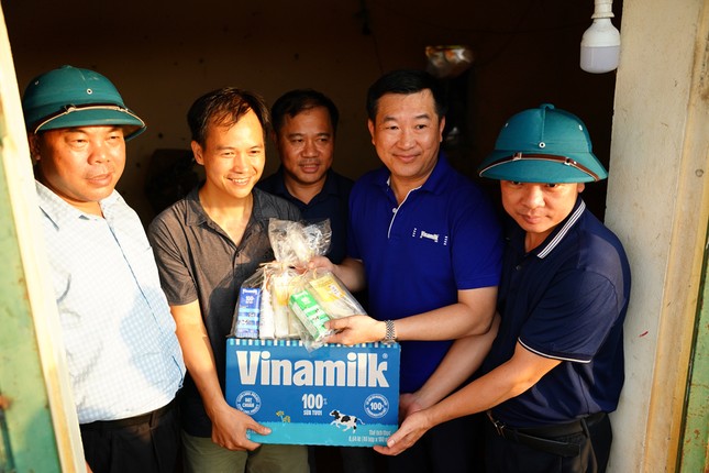 Vinamilk hỗ trợ, động viên người dân và trẻ em các vùng ngập lụt sau bão - Ảnh 6.