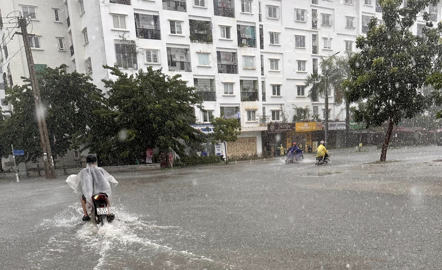 Các địa phương gấp rút ứng phó với áp thấp nhiệt đới đang mạnh lên thành bão - Ảnh 3.