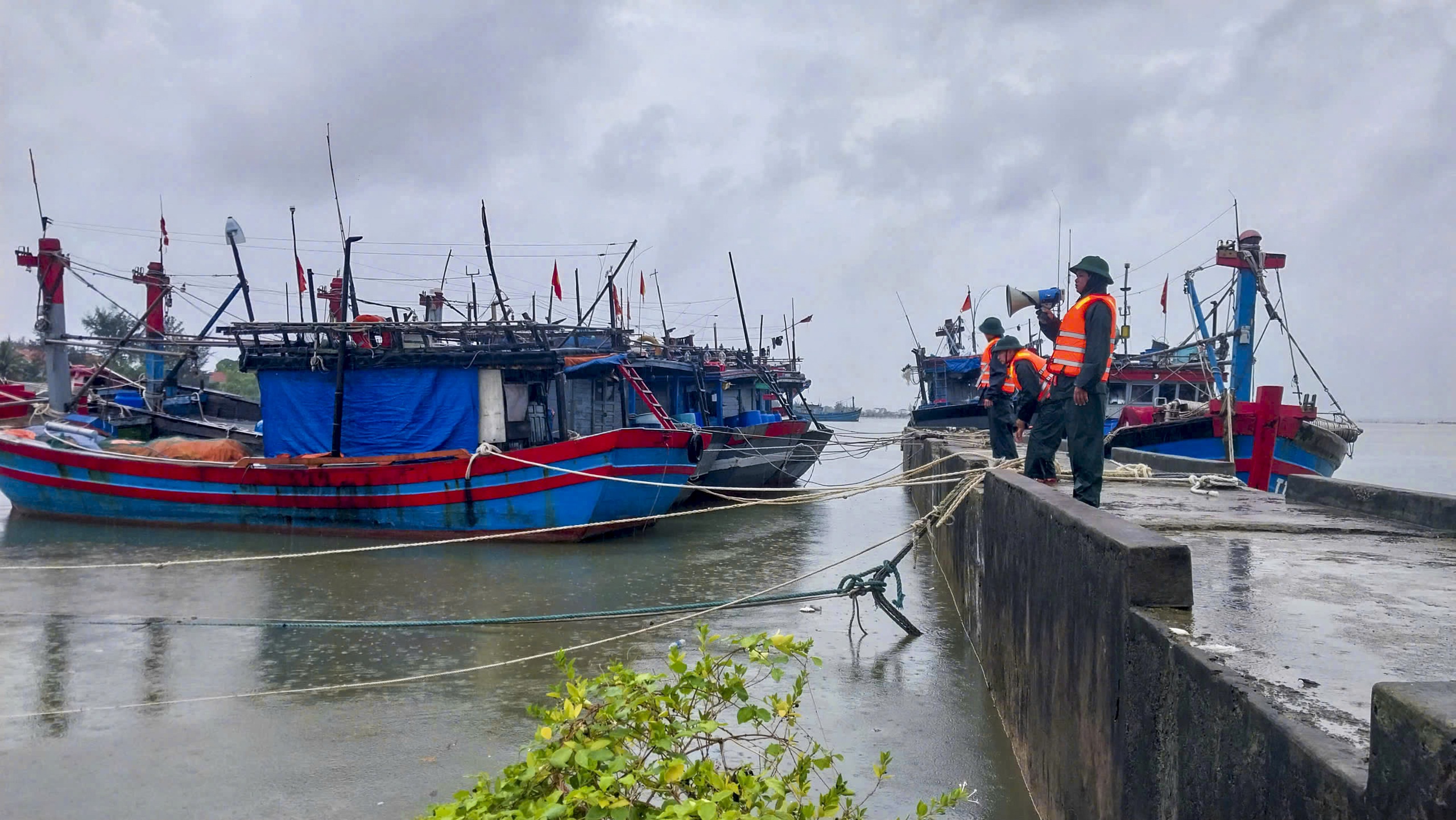 Các địa phương gấp rút ứng phó với áp thấp nhiệt đới đang mạnh lên thành bão - Ảnh 8.