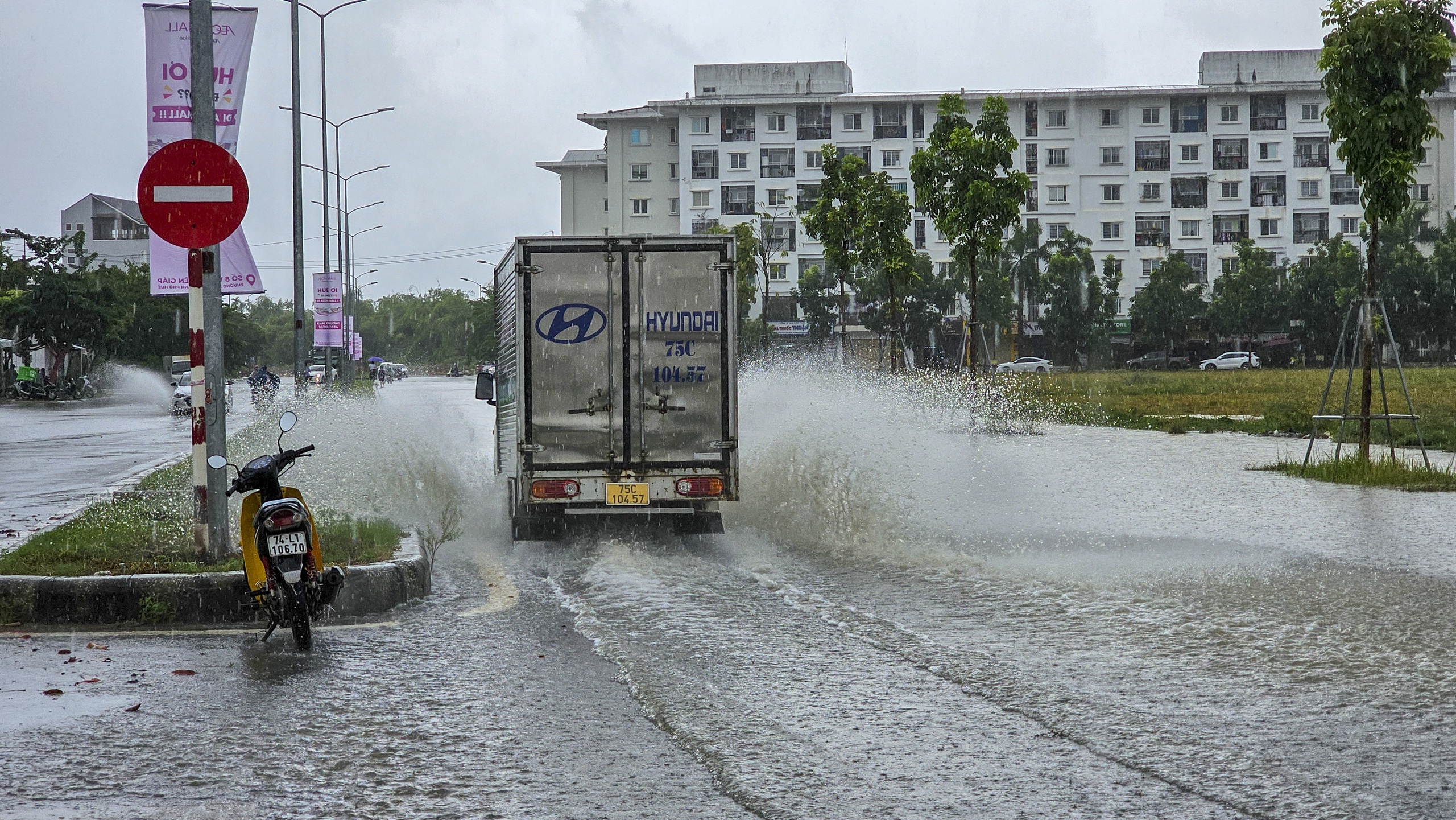 Các địa phương gấp rút ứng phó với áp thấp nhiệt đới đang mạnh lên thành bão - Ảnh 2.