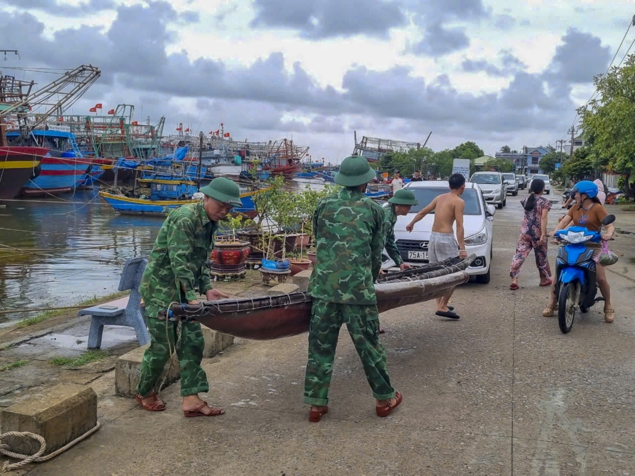 Các địa phương gấp rút ứng phó với áp thấp nhiệt đới đang mạnh lên thành bão - Ảnh 9.