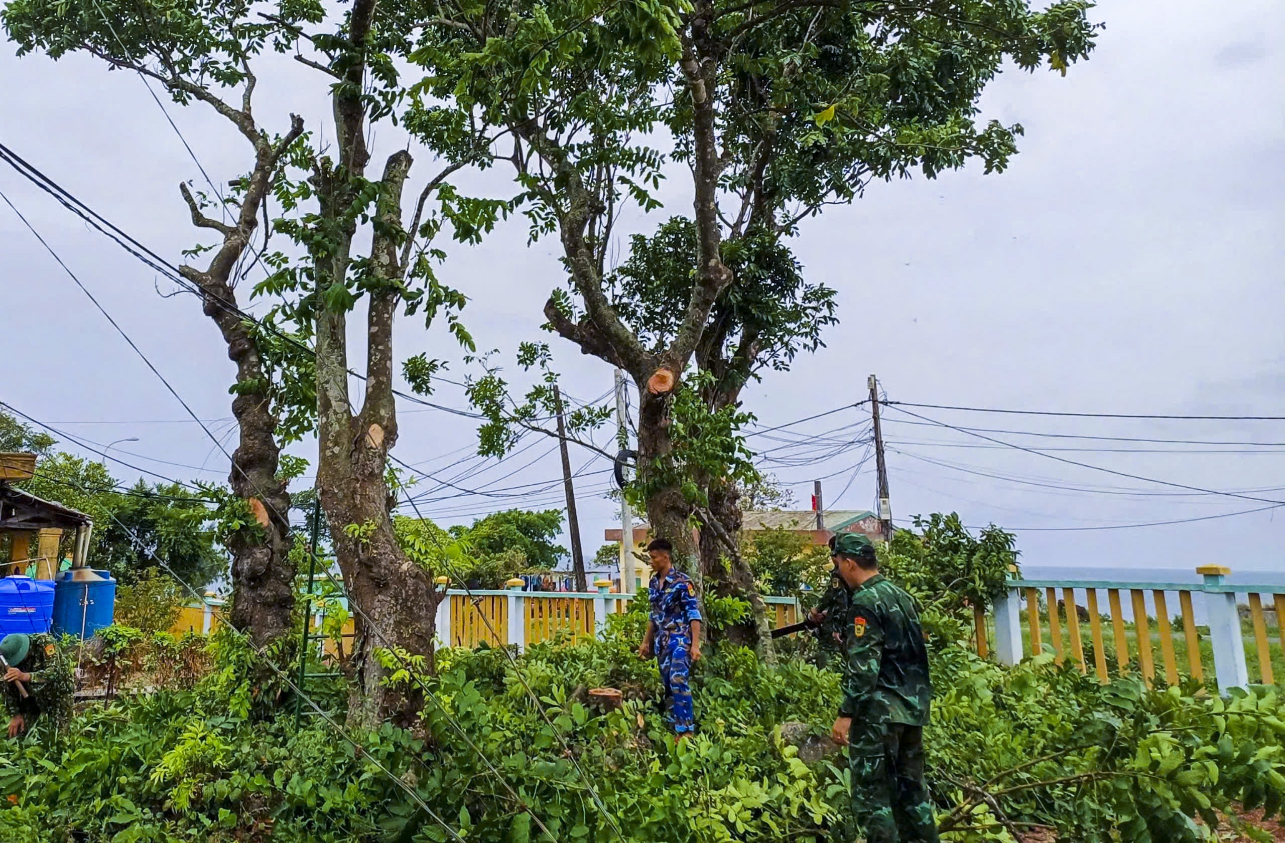 Các địa phương gấp rút ứng phó với áp thấp nhiệt đới đang mạnh lên thành bão - Ảnh 12.