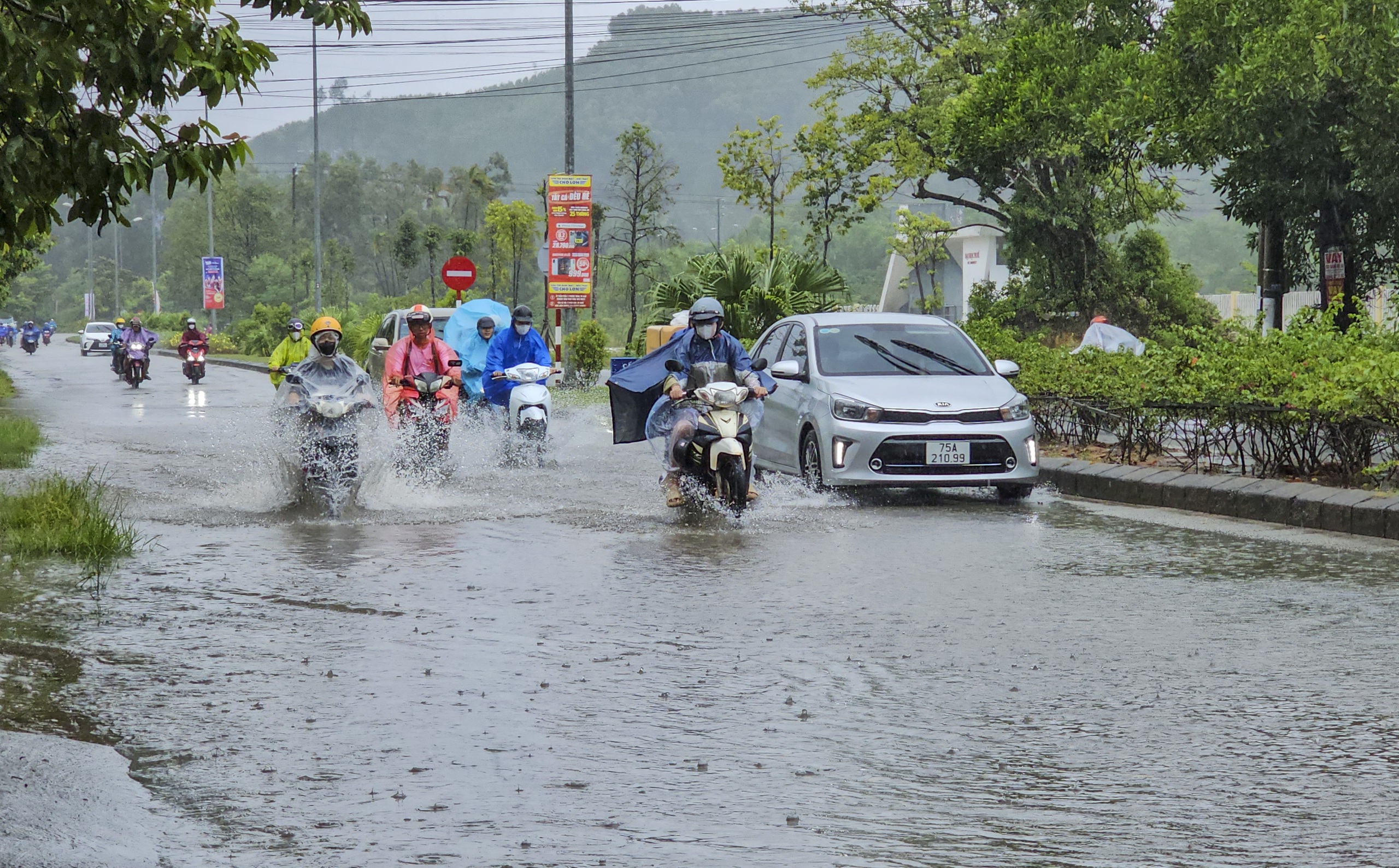 Các địa phương gấp rút ứng phó với áp thấp nhiệt đới đang mạnh lên thành bão - Ảnh 1.