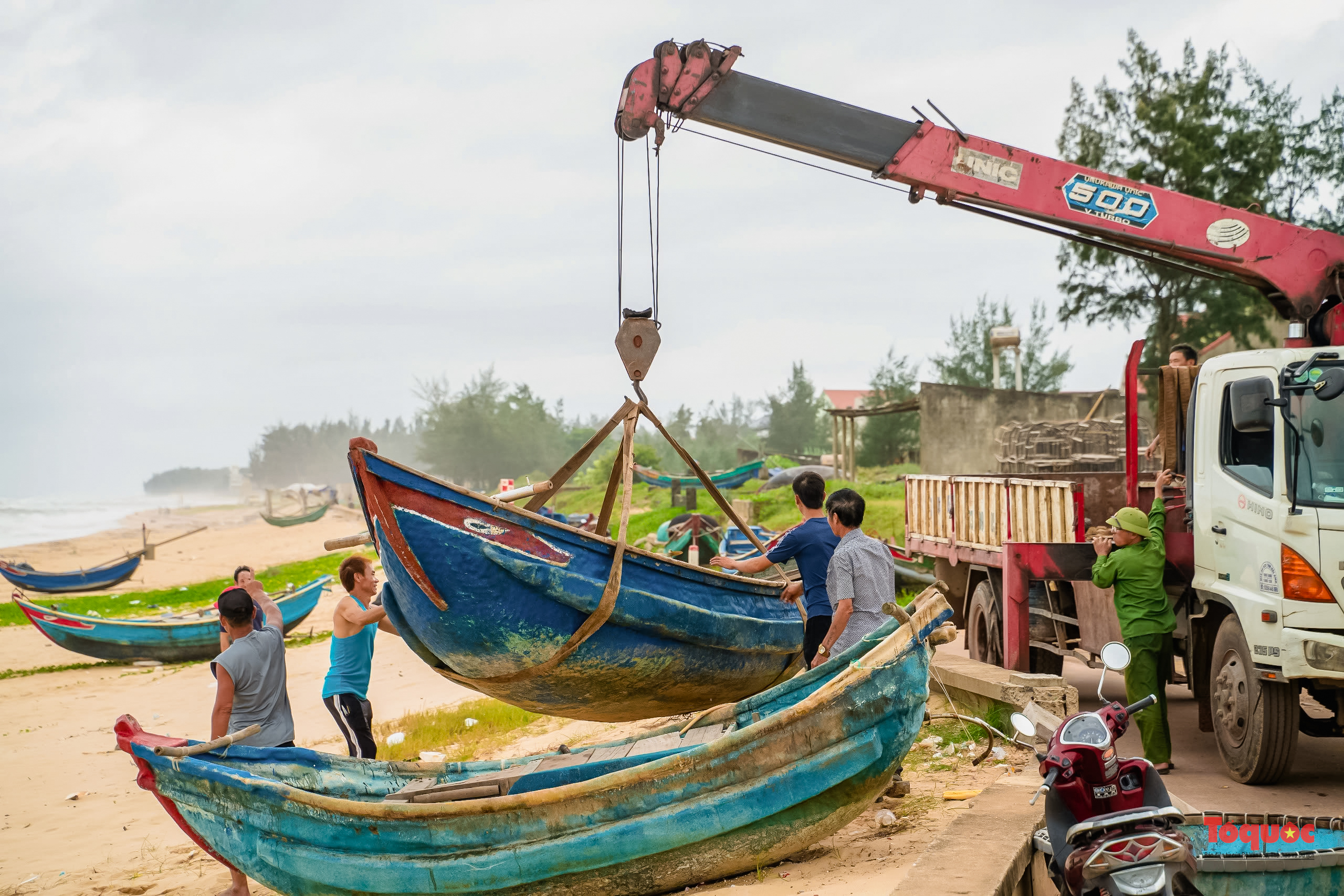 Ngư dân Quảng Bình cẩu thuyền đi tránh bão - Ảnh 16.