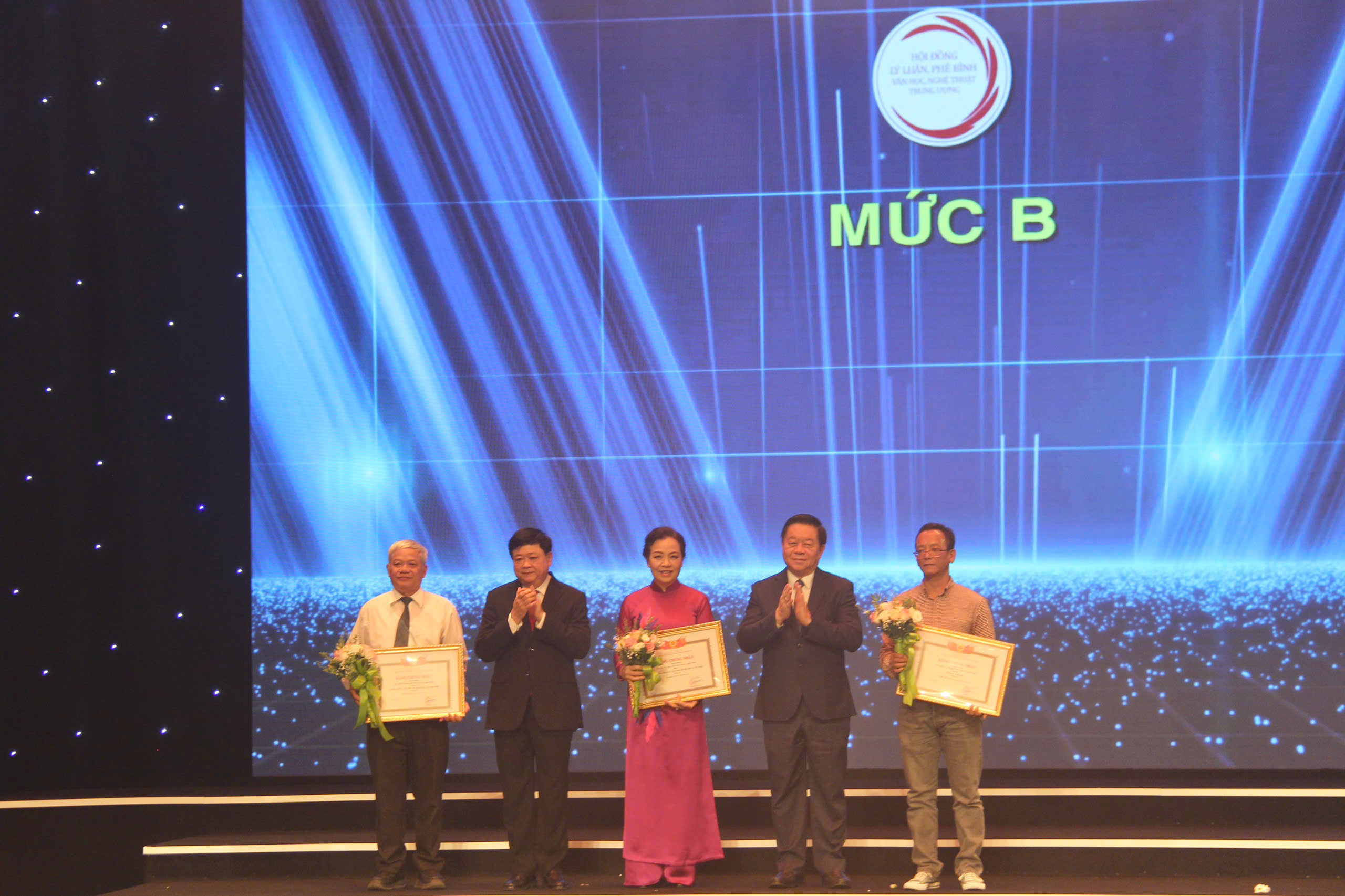 25 tác phẩm được trao Tặng thưởng lý luận, phê bình văn học, nghệ thuật năm 2023 - Ảnh 2. 25 tác phẩm được trao Tặng thưởng lý luận, phê bình văn học, nghệ thuật năm 2023 - Ảnh 2.