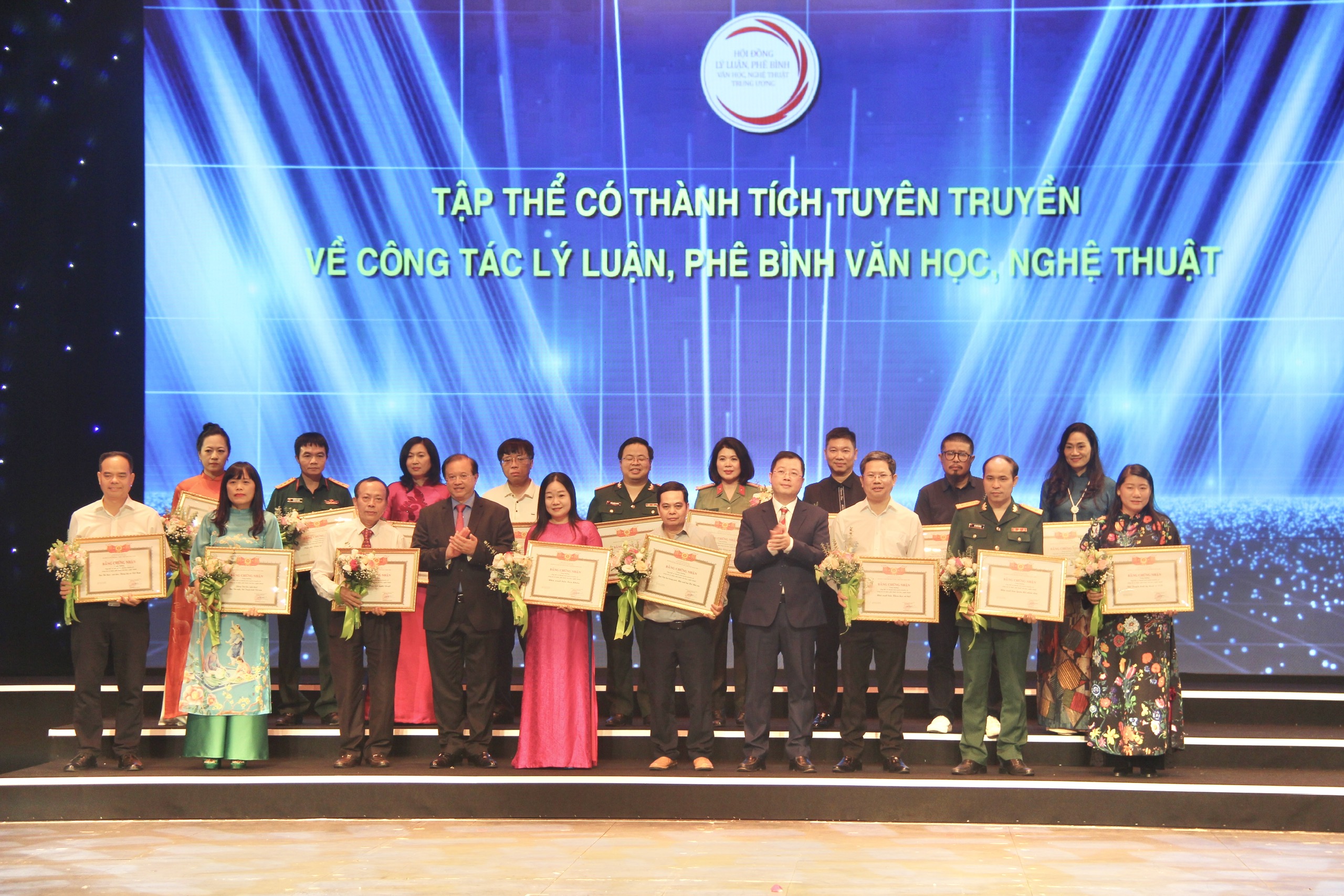 25 tác phẩm được trao Tặng thưởng lý luận, phê bình văn học, nghệ thuật năm 2023 - Ảnh 5. 25 tác phẩm được trao Tặng thưởng lý luận, phê bình văn học, nghệ thuật năm 2023 - Ảnh 5.