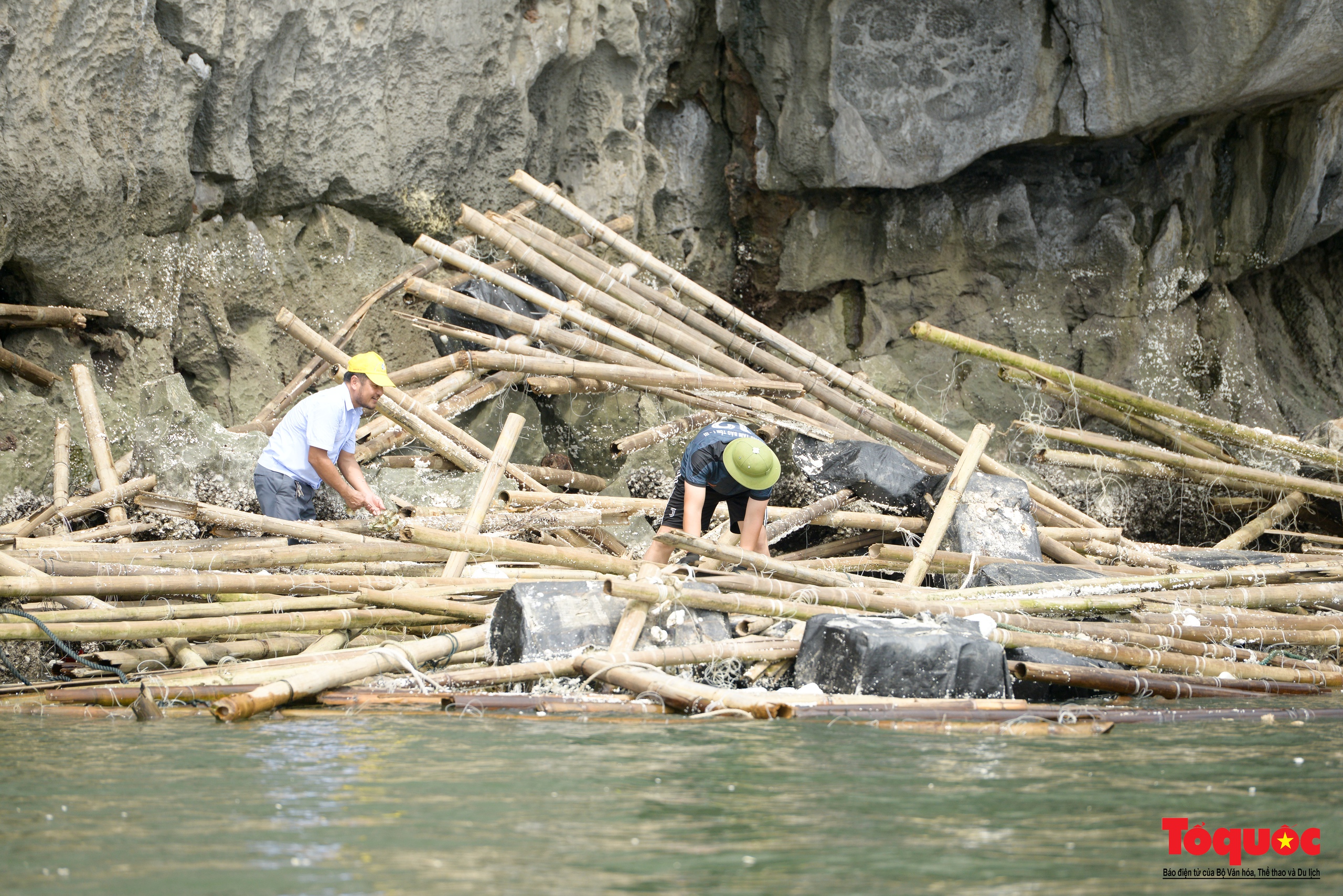 Căng mình thu gom rác, phục hồi cảnh quan ở Vịnh Hạ Long sau bão số 3 - Ảnh 6.