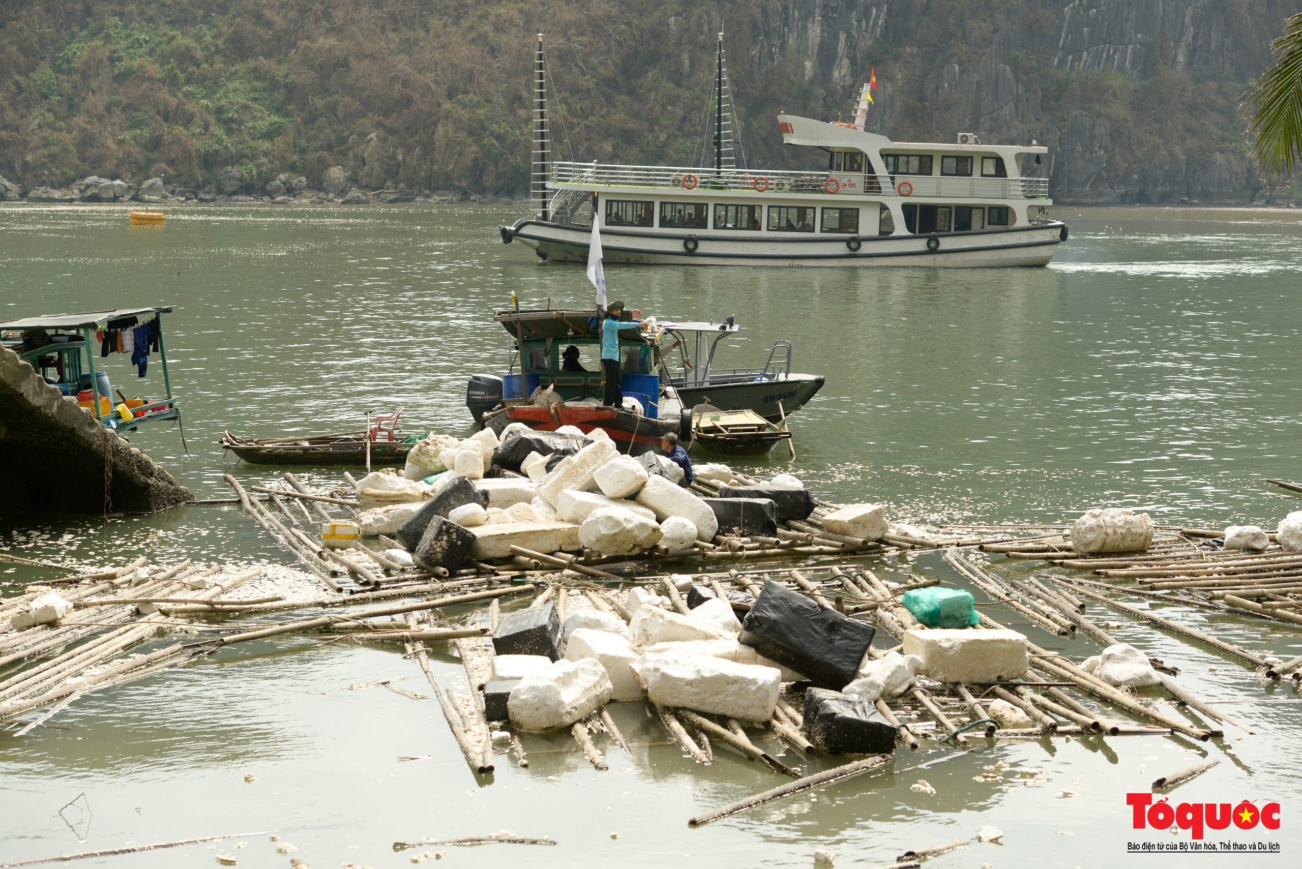 Căng mình thu gom rác, phục hồi cảnh quan ở Vịnh Hạ Long sau bão số 3 - Ảnh 2.