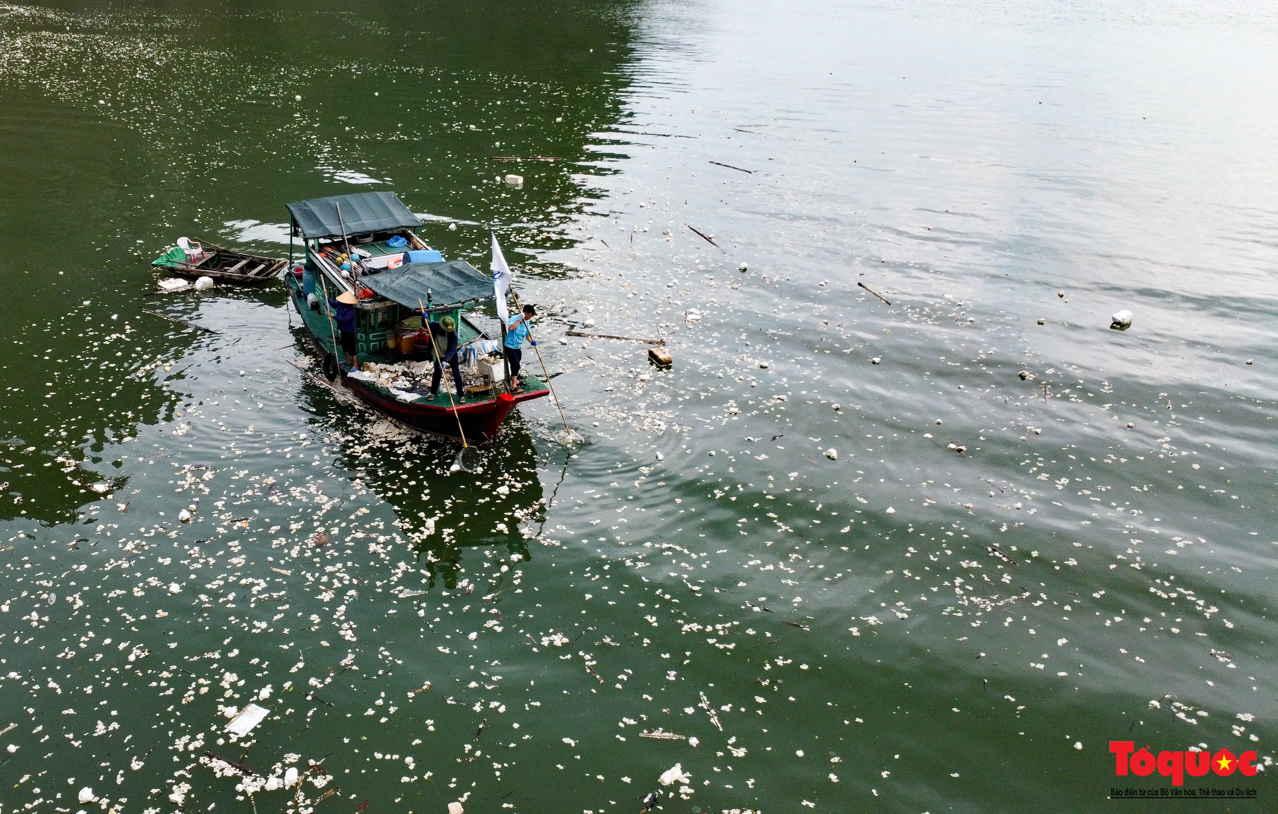 Căng mình thu gom rác, phục hồi cảnh quan ở Vịnh Hạ Long sau bão số 3 - Ảnh 17.