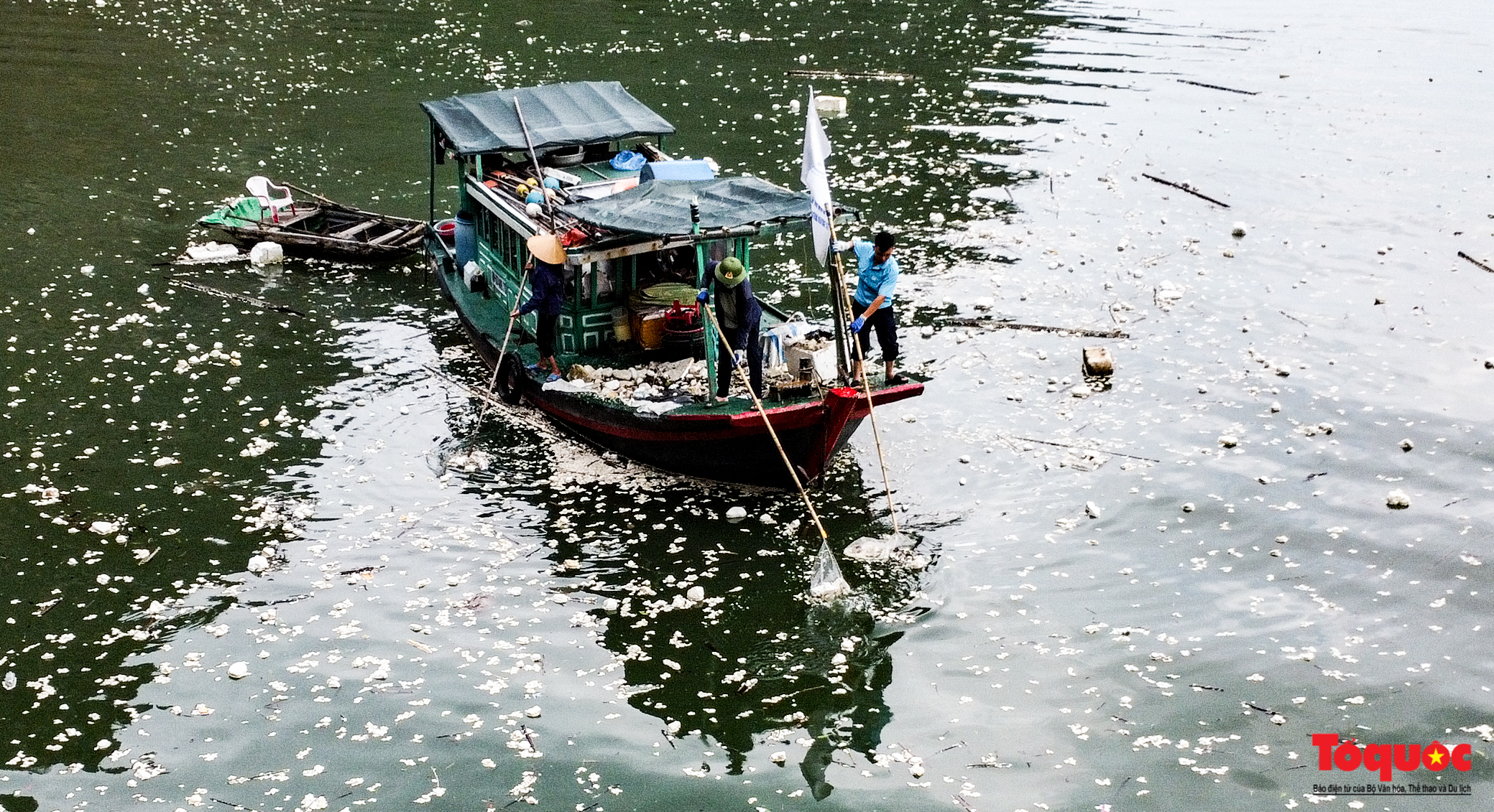 Căng mình thu gom rác, phục hồi cảnh quan ở Vịnh Hạ Long sau bão số 3 - Ảnh 18.