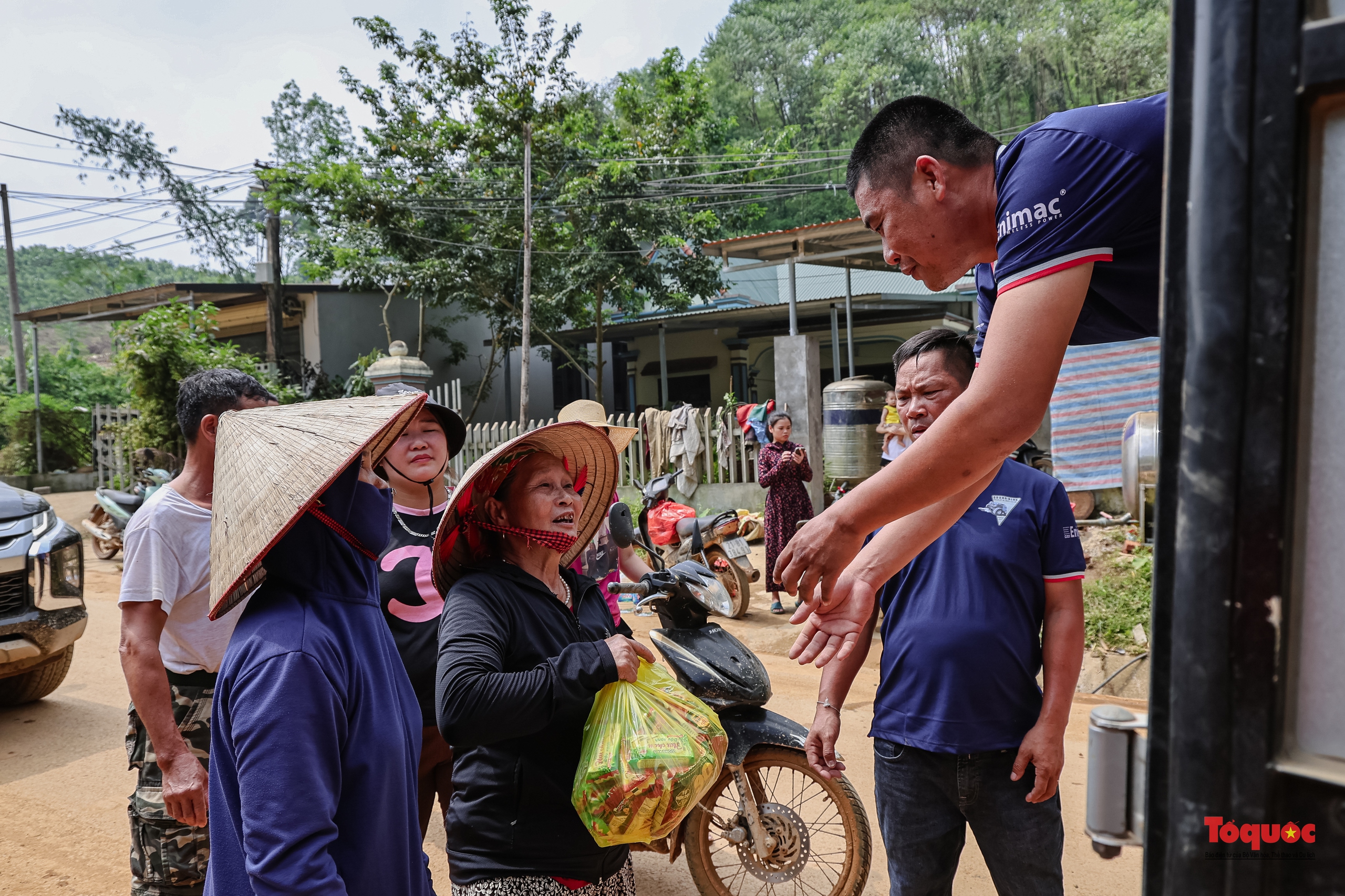 Mang yêu thương đến với người dân vùng lũ - Ảnh 16.