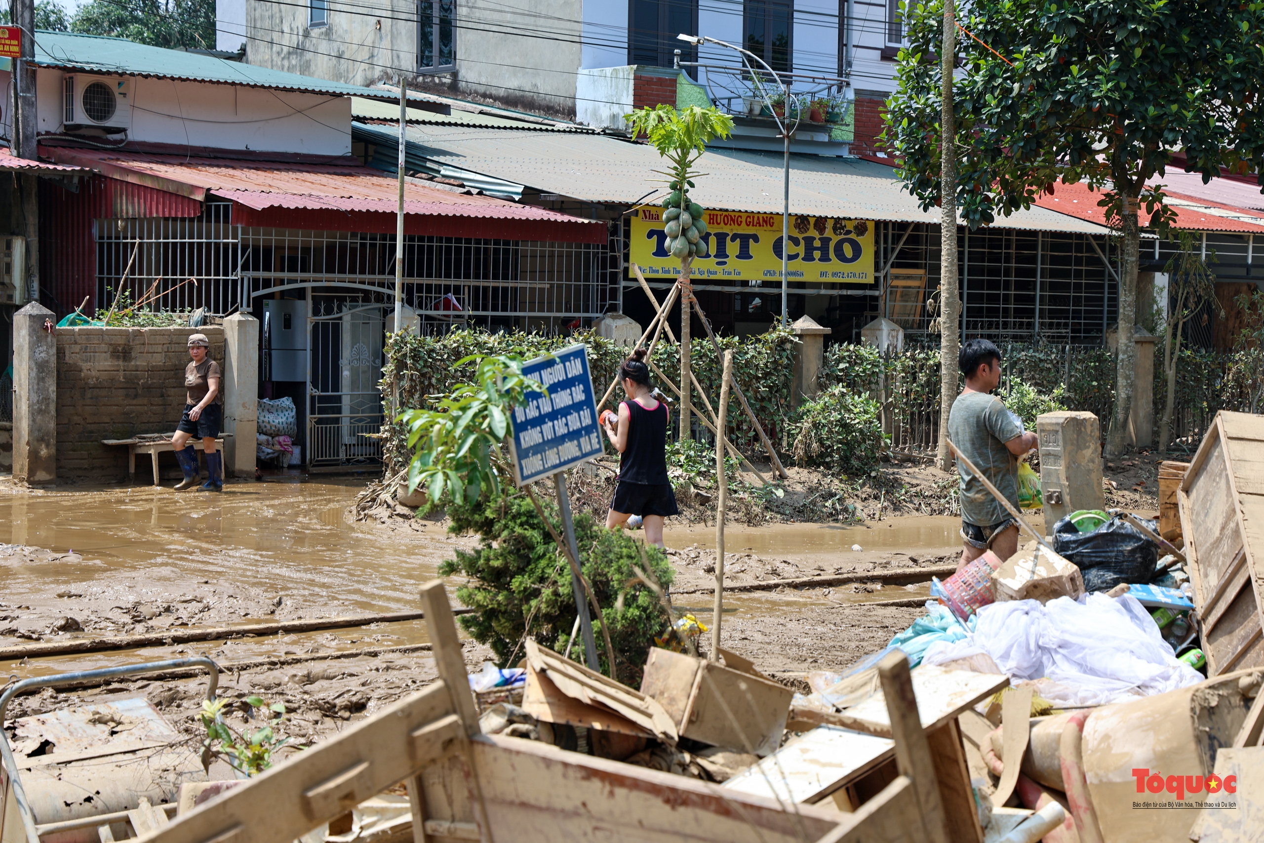 Mang yêu thương đến với người dân vùng lũ - Ảnh 4.