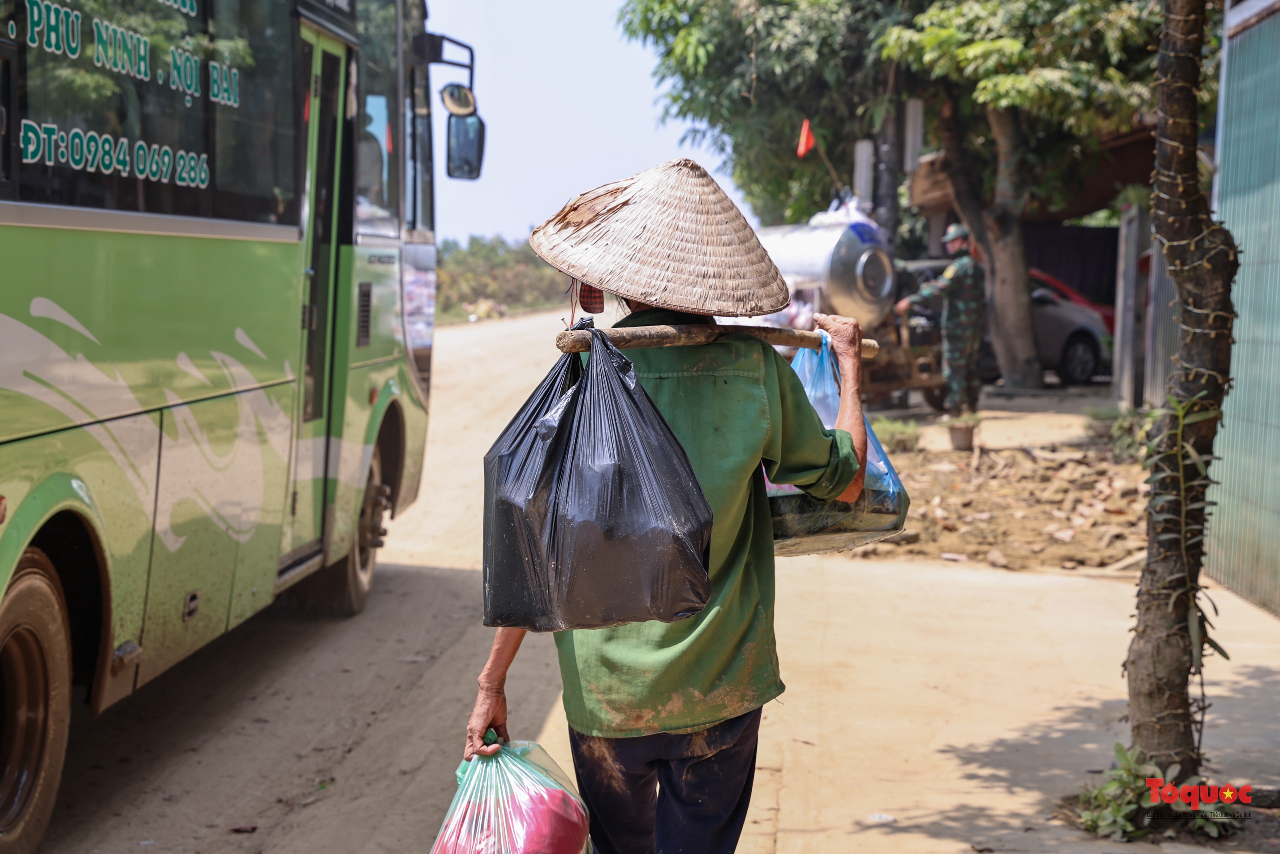 Mang yêu thương đến với người dân vùng lũ - Ảnh 24.