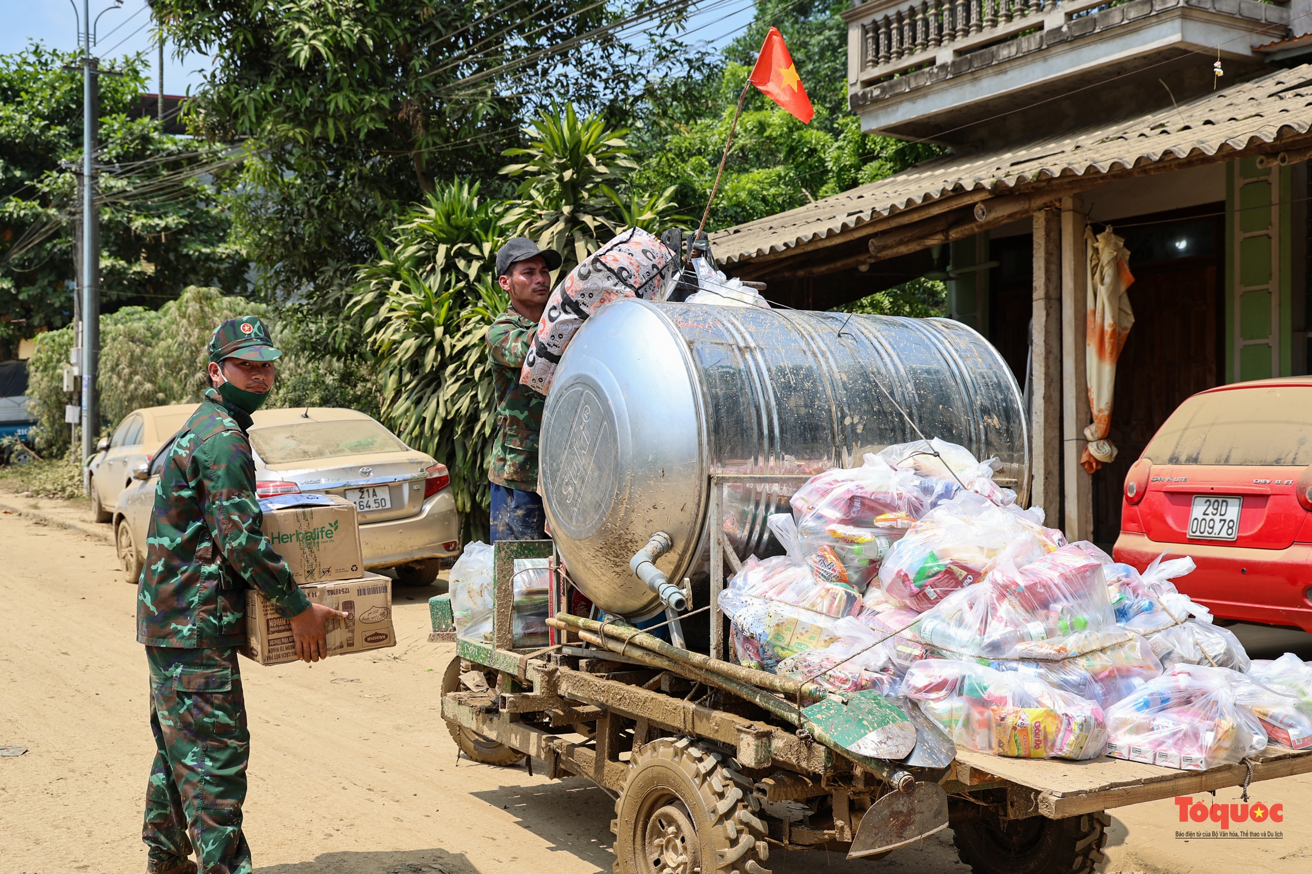 Mang yêu thương đến với người dân vùng lũ - Ảnh 25.