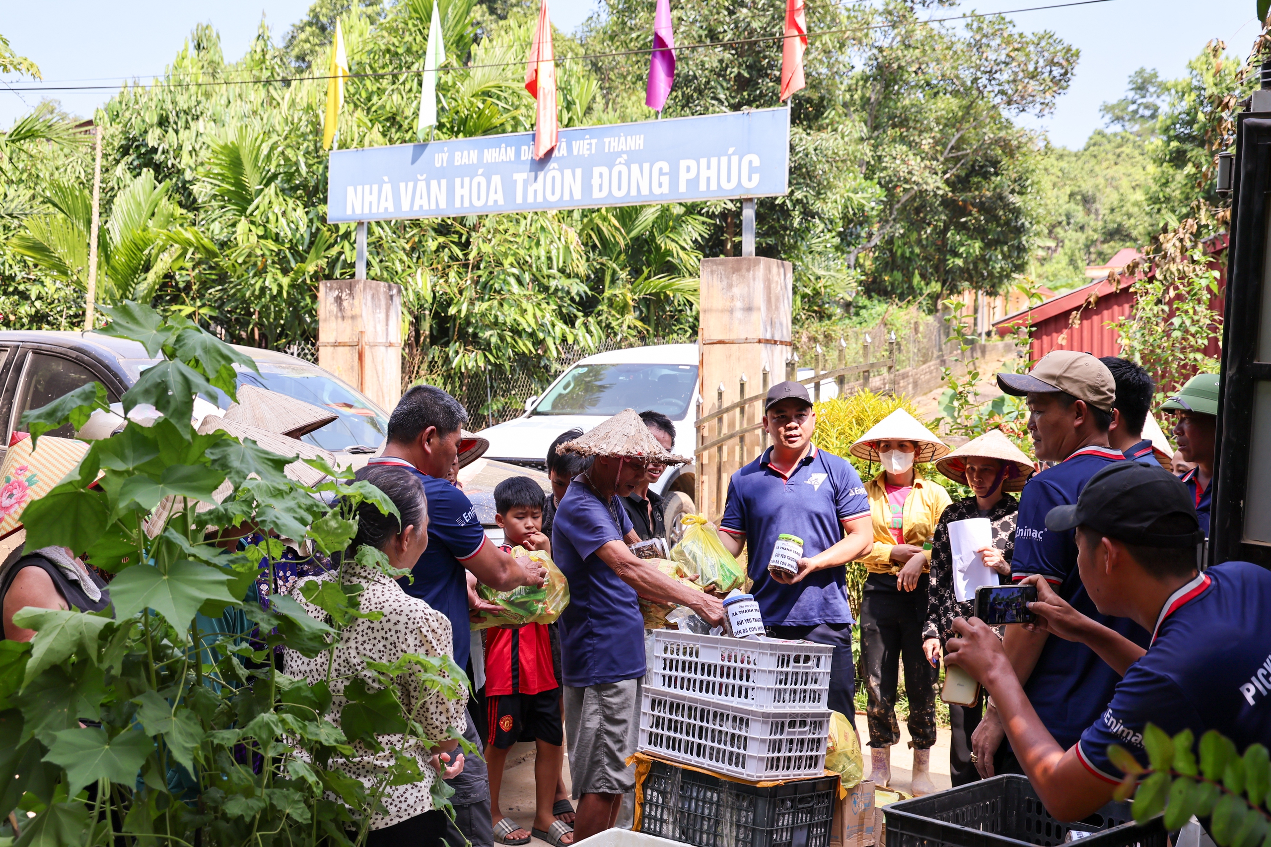 Mang yêu thương đến với người dân vùng lũ - Ảnh 9.