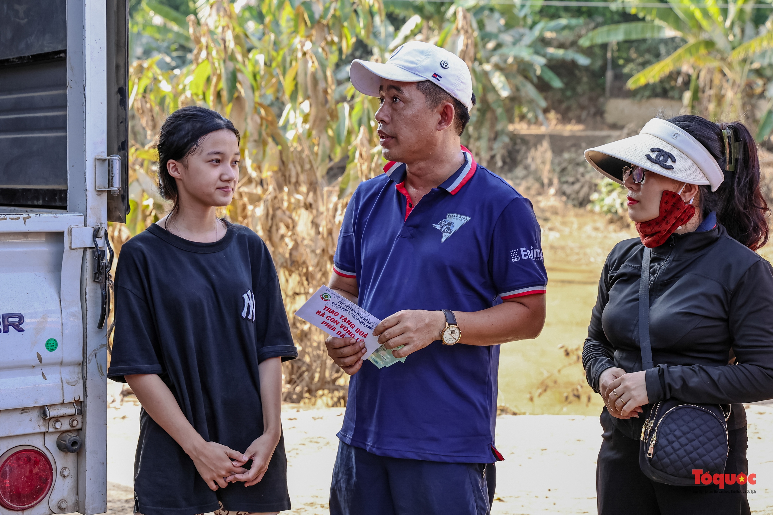 Mang yêu thương đến với người dân vùng lũ - Ảnh 17.