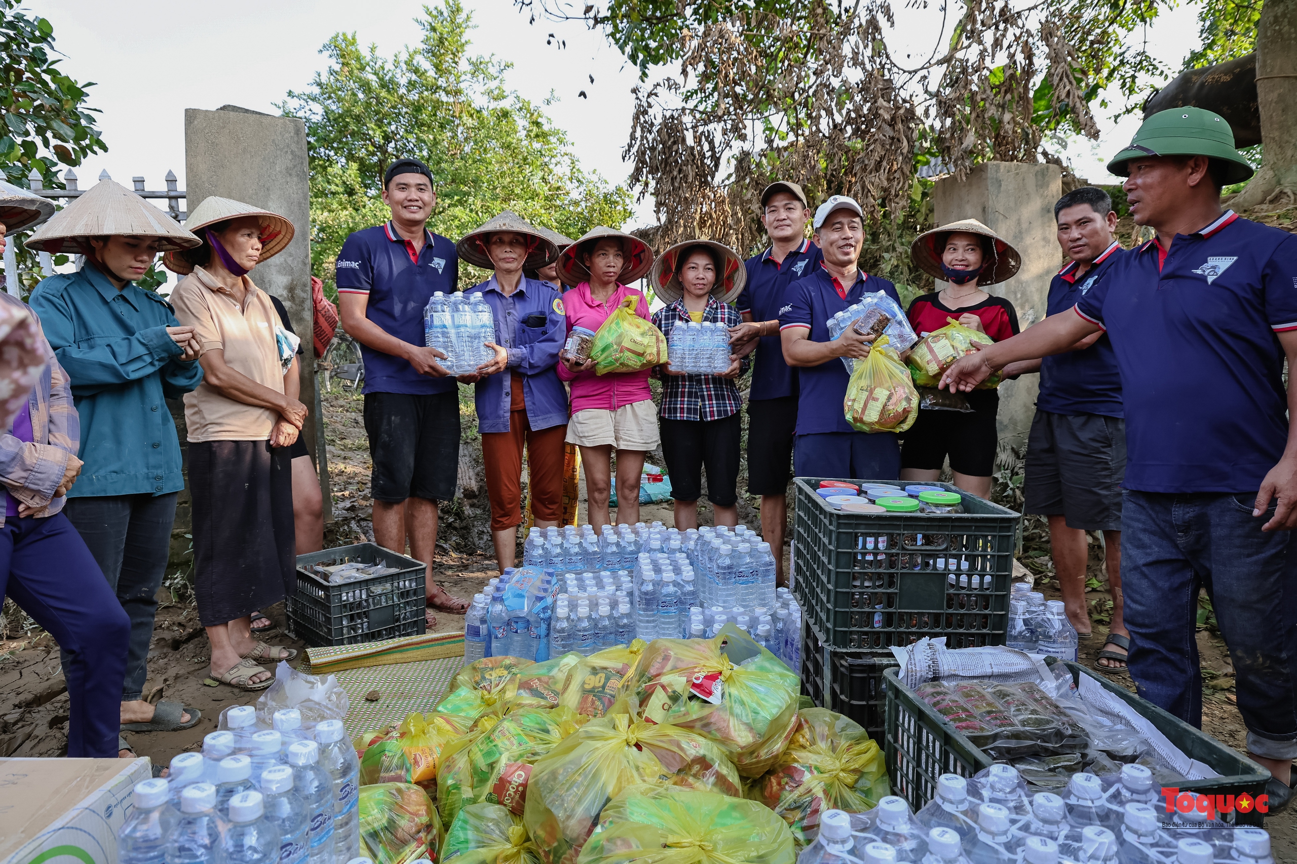 Mang yêu thương đến với người dân vùng lũ - Ảnh 10.