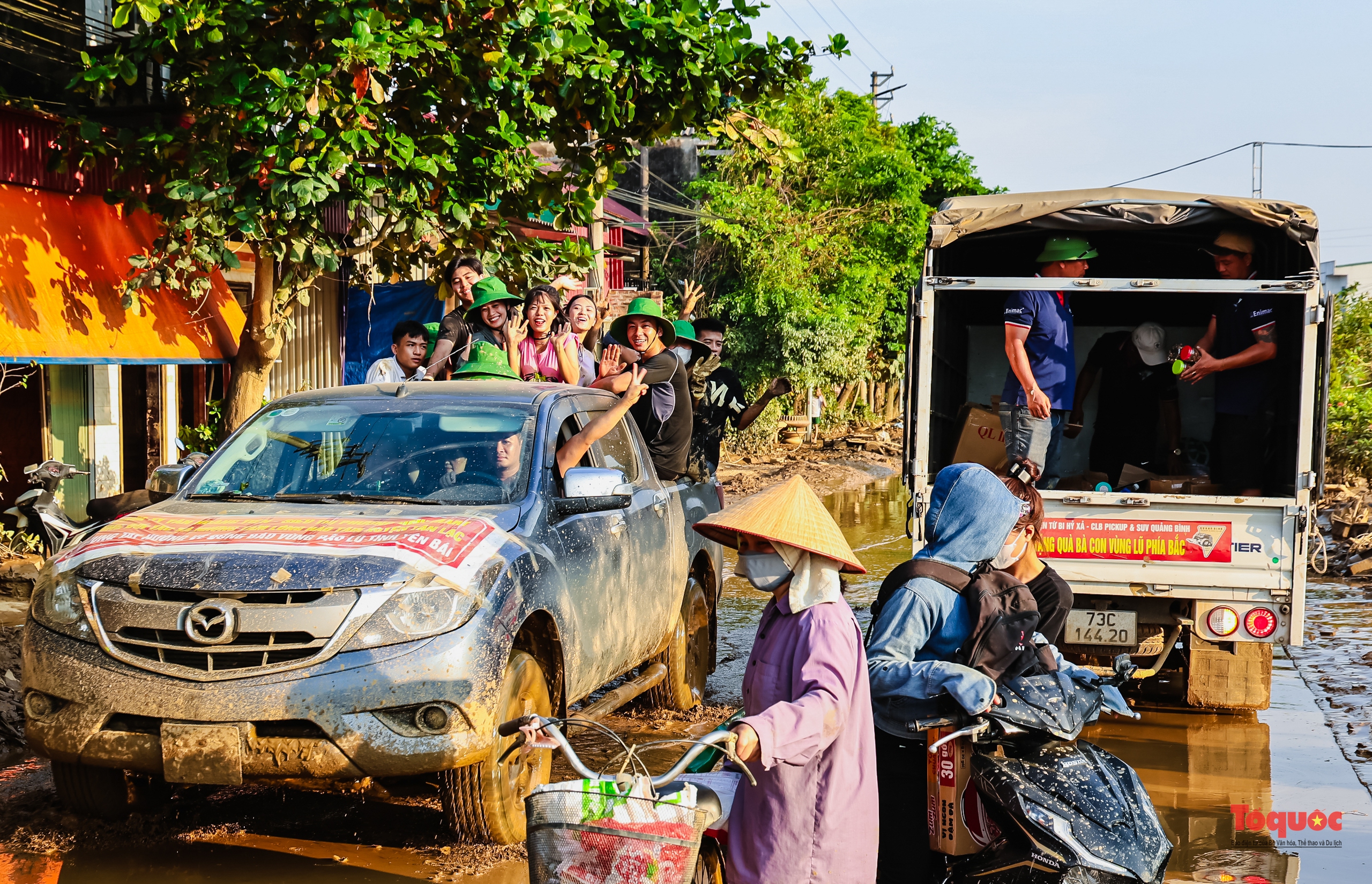 Mang yêu thương đến với người dân vùng lũ - Ảnh 20.