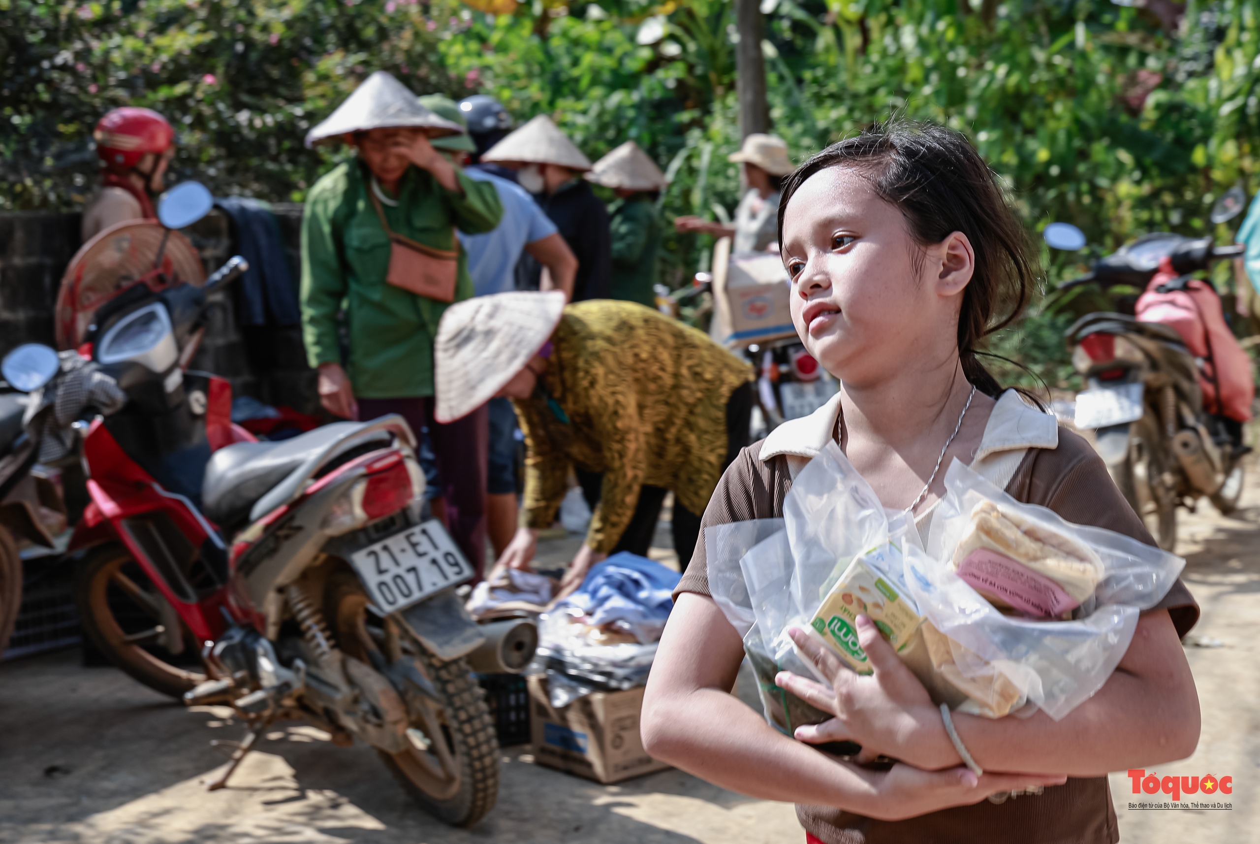 Mang yêu thương đến với người dân vùng lũ - Ảnh 22.