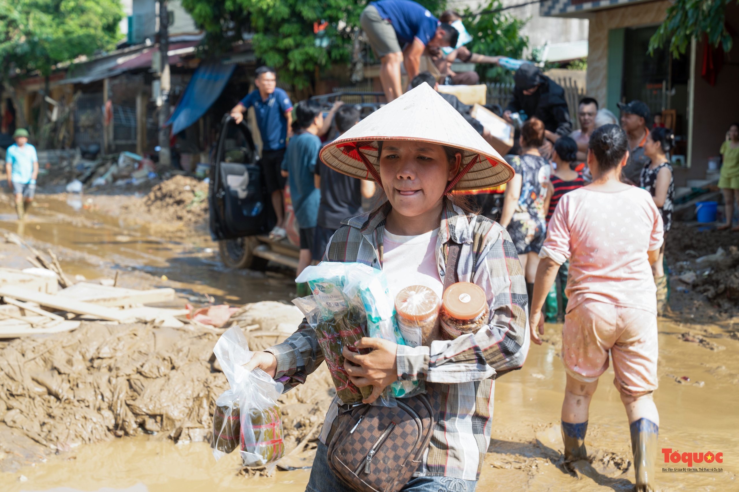 Mang yêu thương đến với người dân vùng lũ - Ảnh 21.