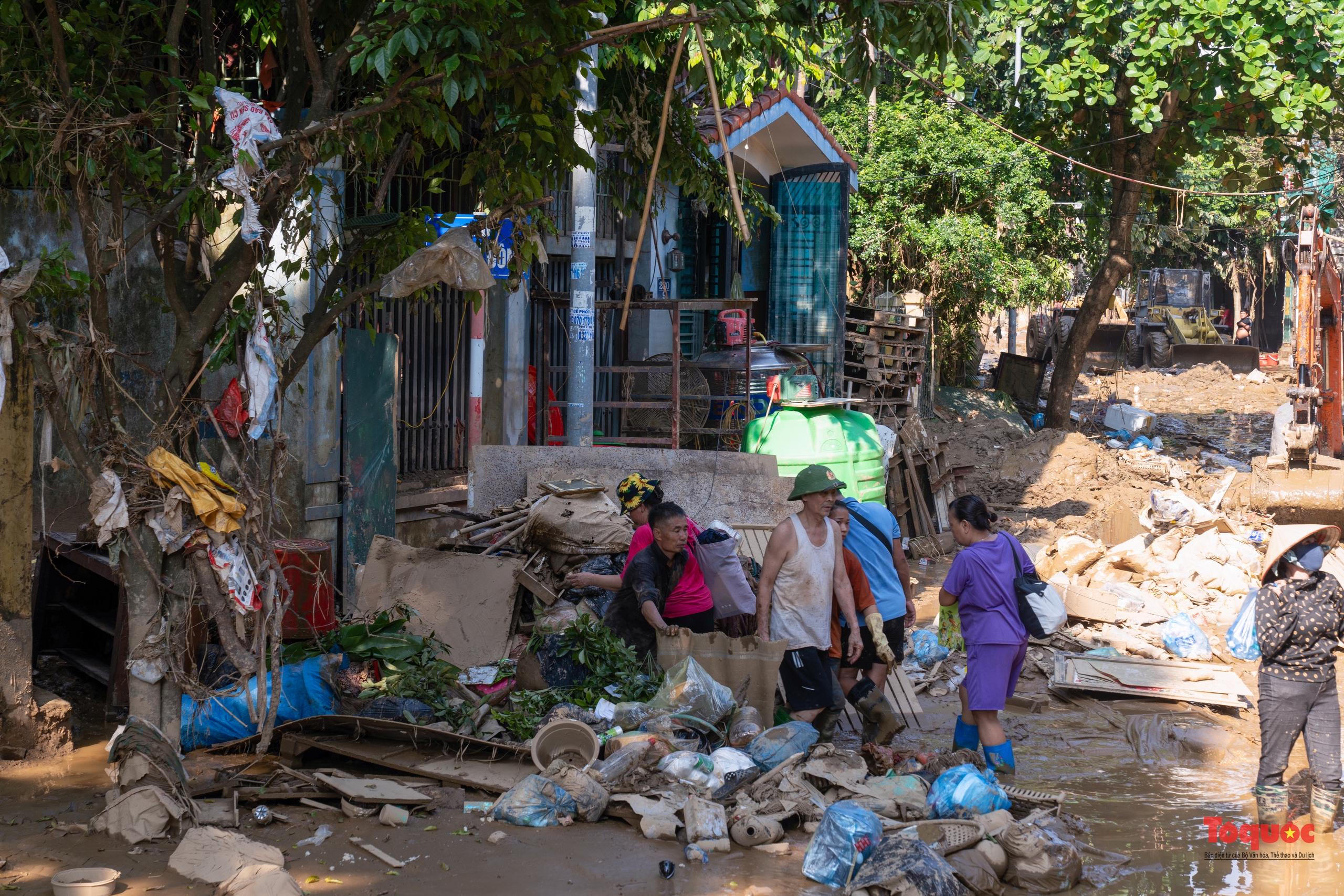 Mang yêu thương đến với người dân vùng lũ - Ảnh 3.