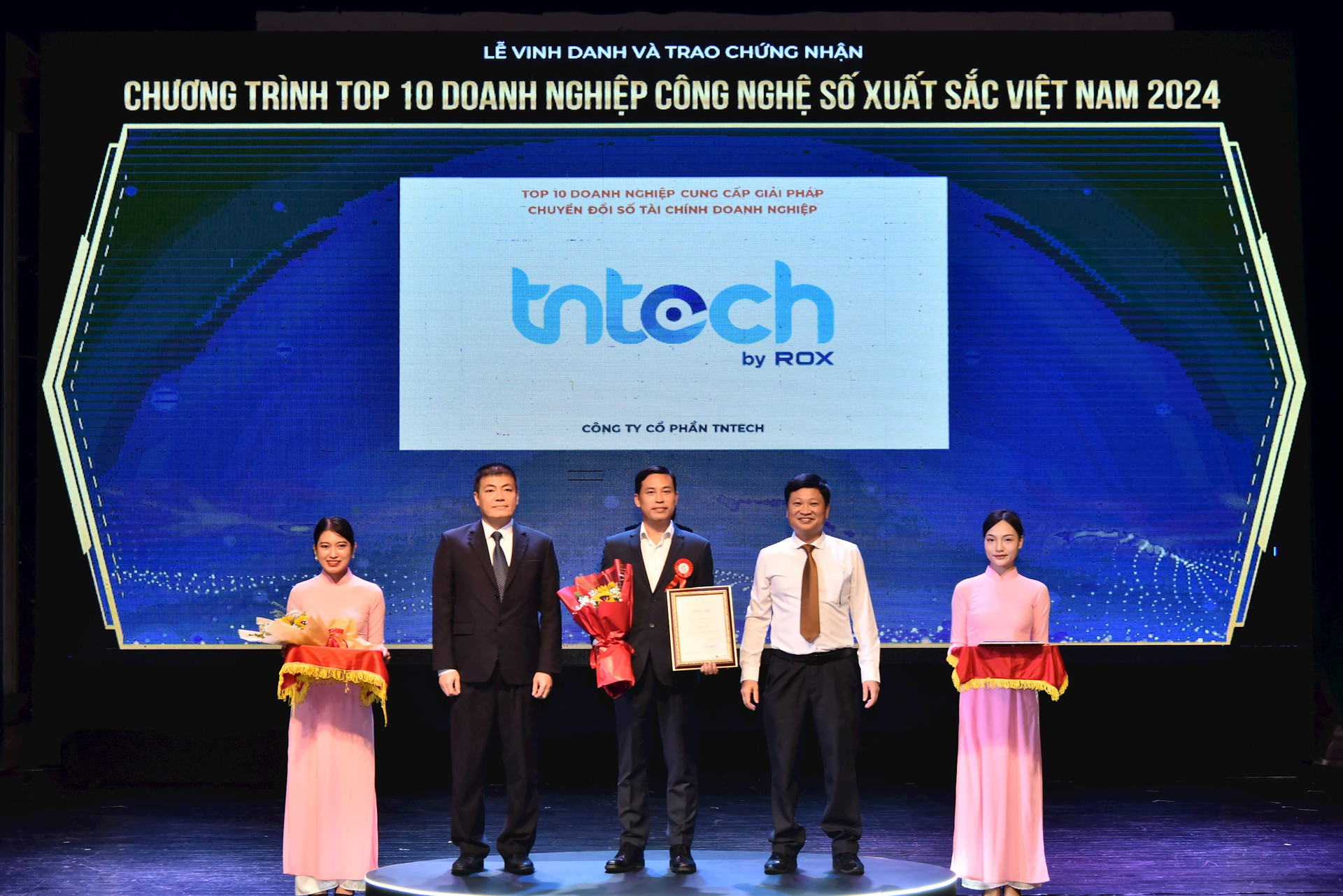 TNTech được vinh danh tại chương trình Top 10 DN Công nghệ số xuất sắc Việt Nam năm 2024 - Ảnh 1.