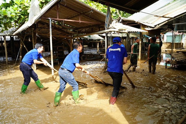 Vinamilk tiếp tục hỗ trợ người dân sau bão lũ  - Ảnh 10.