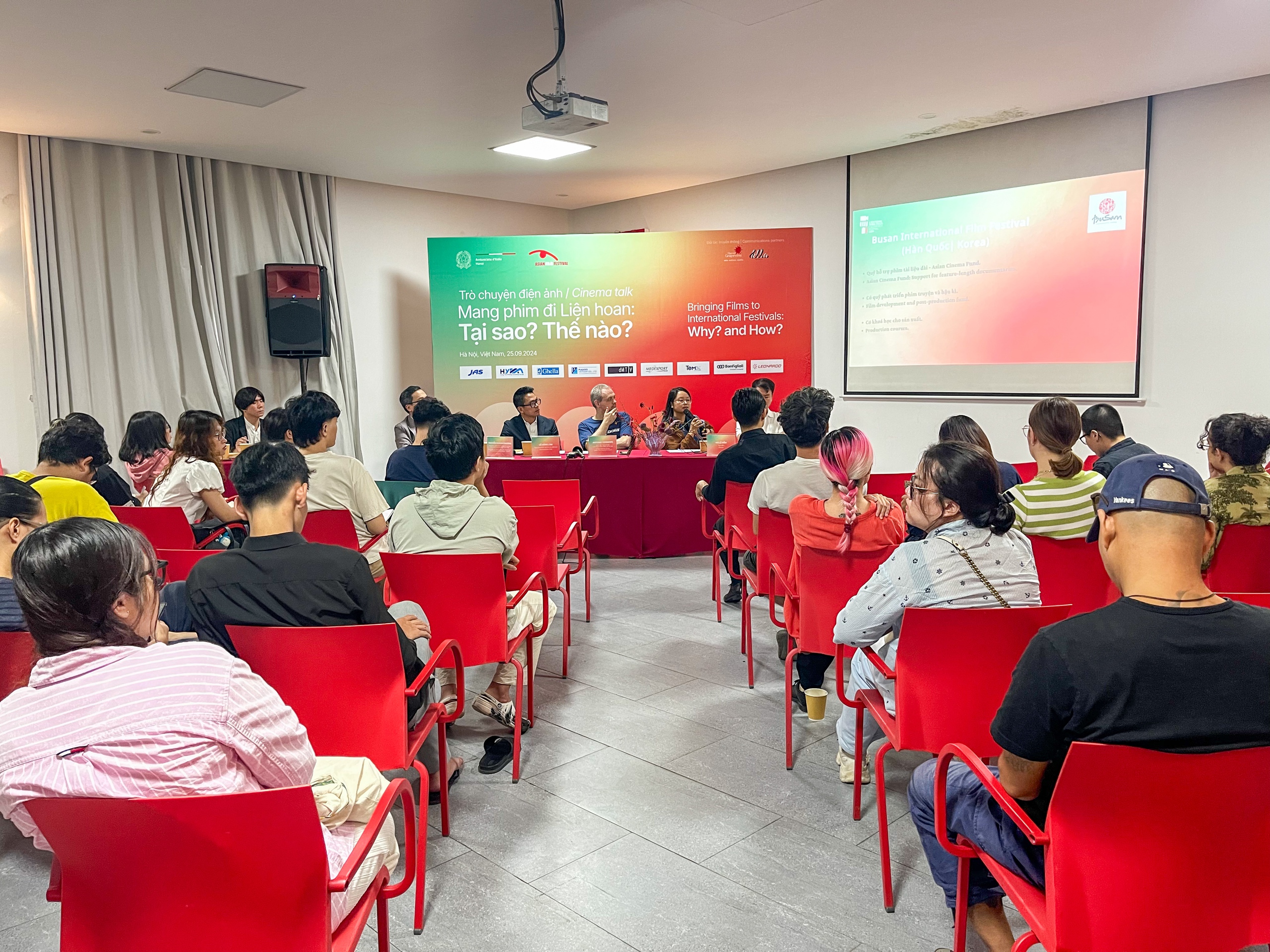 ការចូលរួមក្នុងមហោស្រពភាពយន្ត៖ ជា«ថ្មបោះជំហាន»ល្អសម្រាប់ផលិតករភាពយន្តក្នុងការអភិវឌ្ឍ - រូបថត ១. Tham gia liên hoan phim: