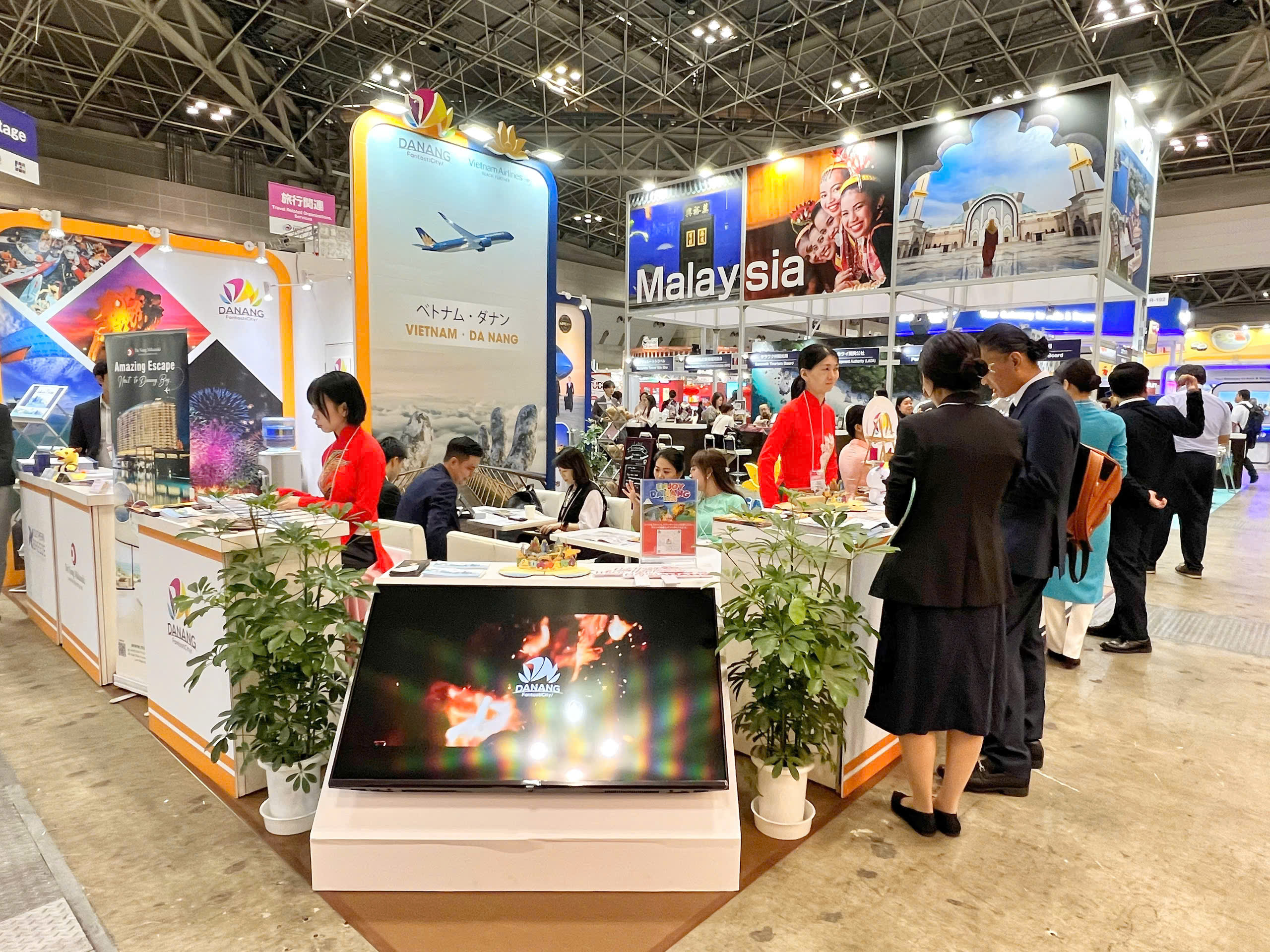 Da Nang promove seu destino na maior feira de turismo do Japão - Tourism Expo Japan 2024 - Foto 3. Đà Nẵng quảng bá điểm đến tại Hội chợ Du lịch lớn nhất Nhật Bản – Tourism Expo Japan 2024 - Ảnh 3.