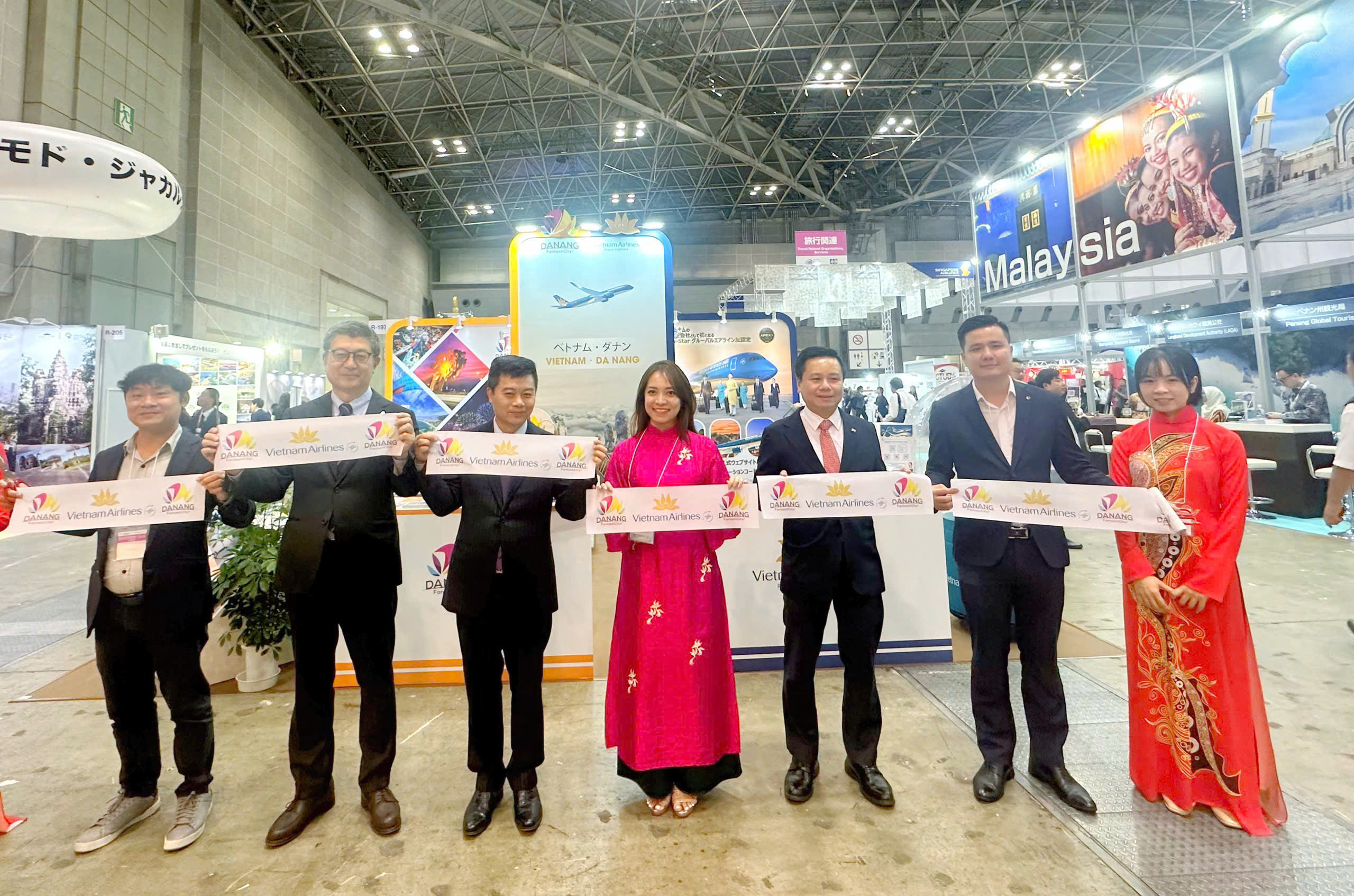 Da Nang promove seu destino na maior feira de turismo do Japão - Tourism Expo Japan 2024 - Foto 2. Đà Nẵng quảng bá điểm đến tại Hội chợ Du lịch lớn nhất Nhật Bản – Tourism Expo Japan 2024 - Ảnh 2.