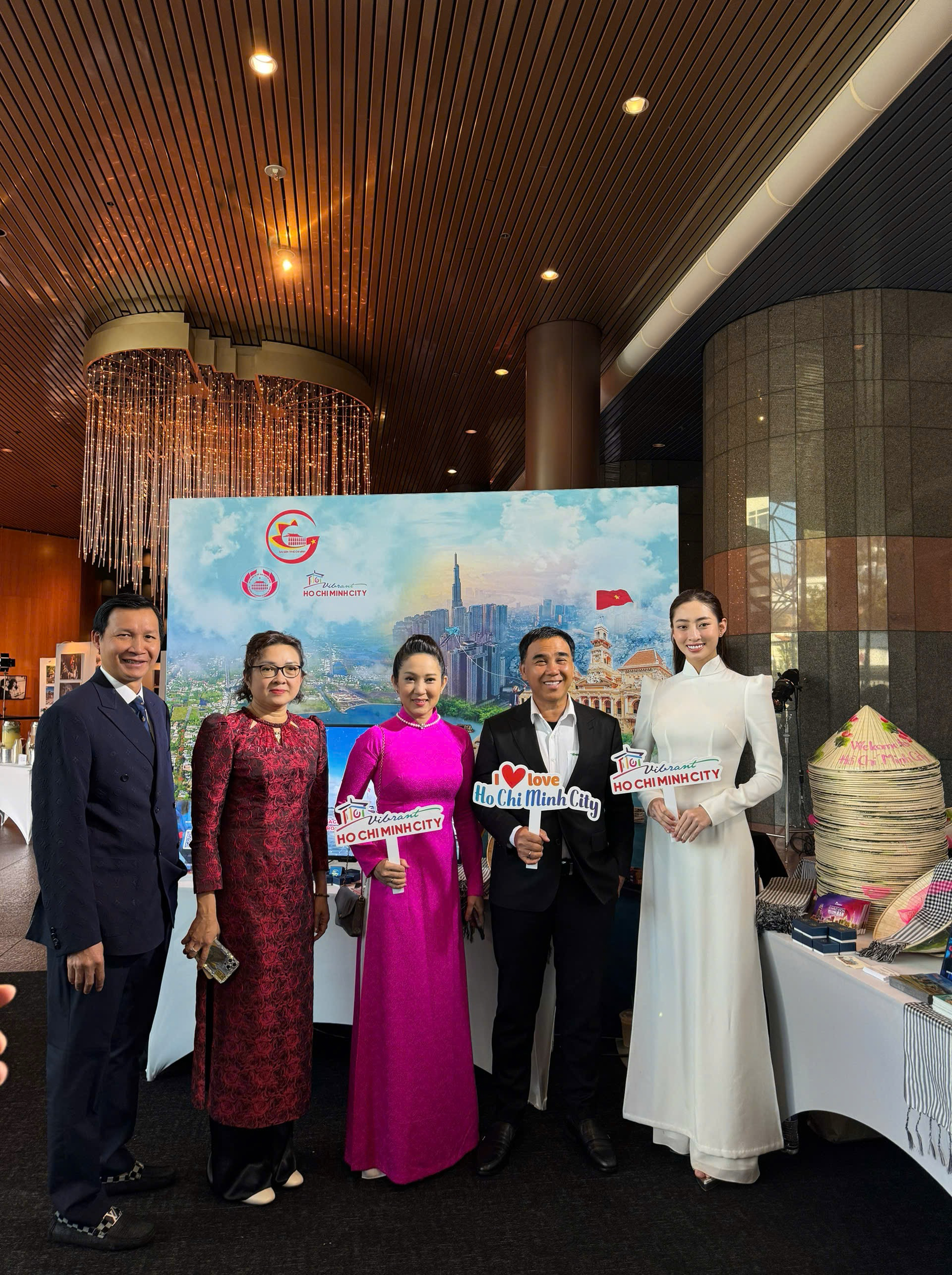កញ្ញា Luong Thuy Linh ផ្សព្វផ្សាយវប្បធម៌ និងទេសចរណ៍វៀតណាមនៅអាមេរិក - រូបថត ១. Hoa hậu Lương Thùy Linh quảng bá văn hóa – du lịch Việt Nam tại Mỹ - Ảnh 1.