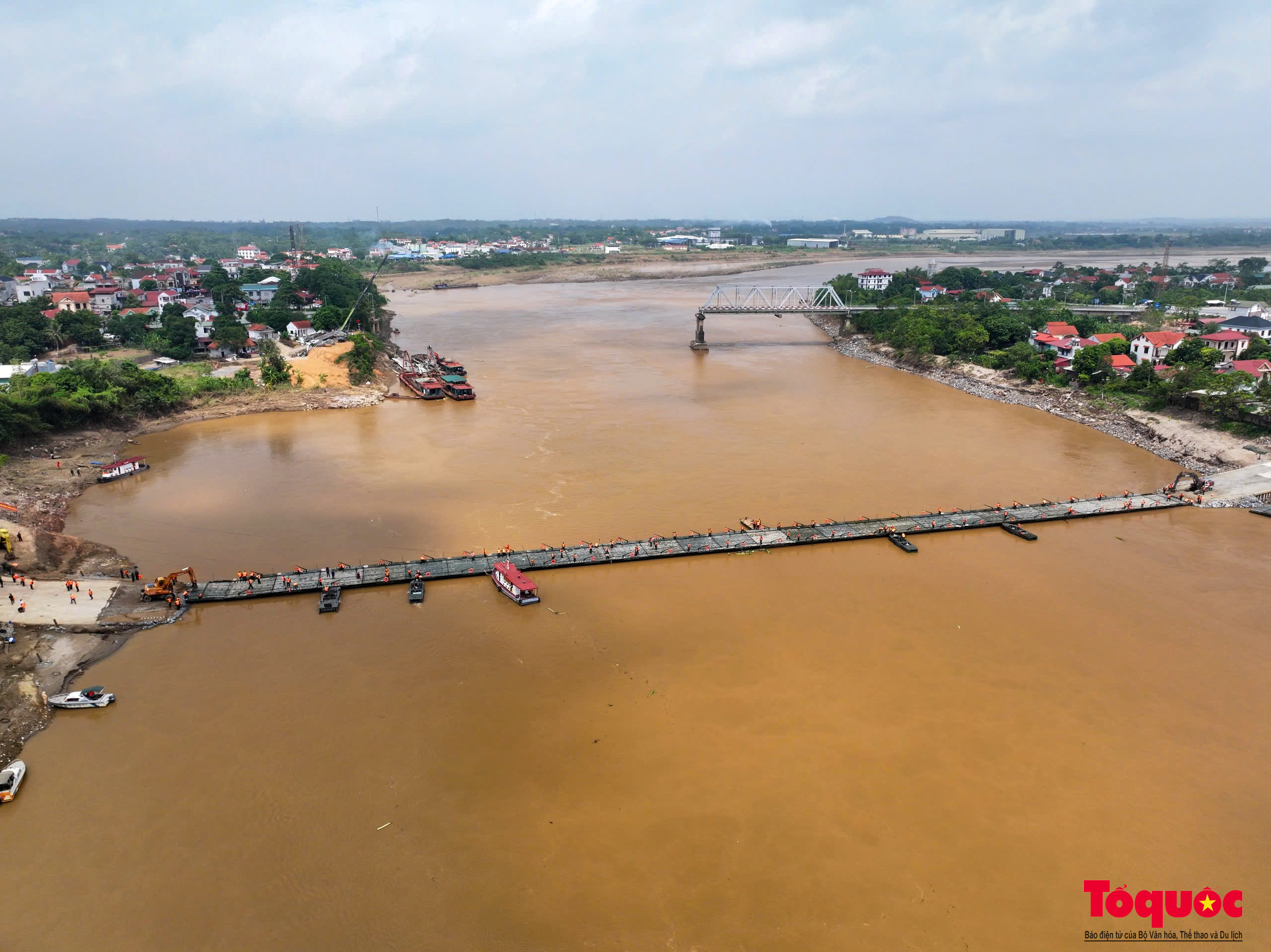 Chính thức ghép cầu phao dã chiến tạm thay cầu Phong Châu bị sập - Ảnh 14.