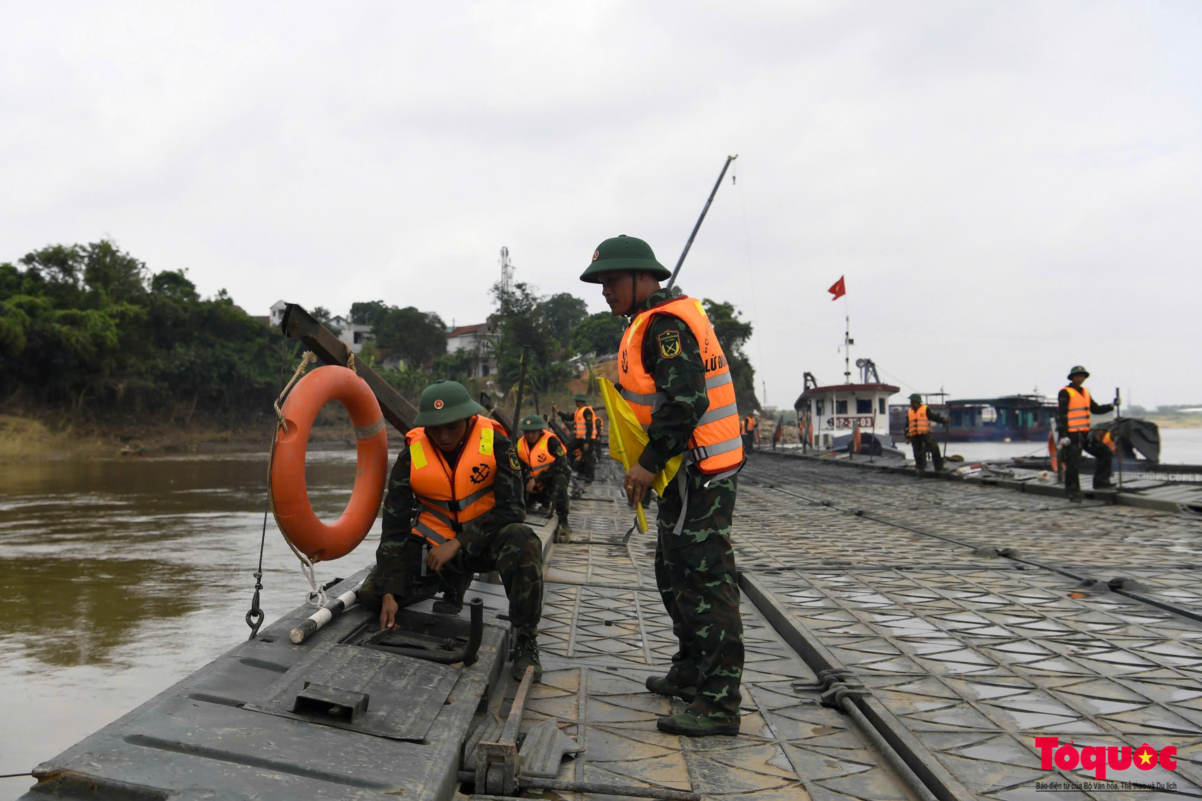 Chính thức ghép cầu phao dã chiến tạm thay cầu Phong Châu bị sập - Ảnh 6.