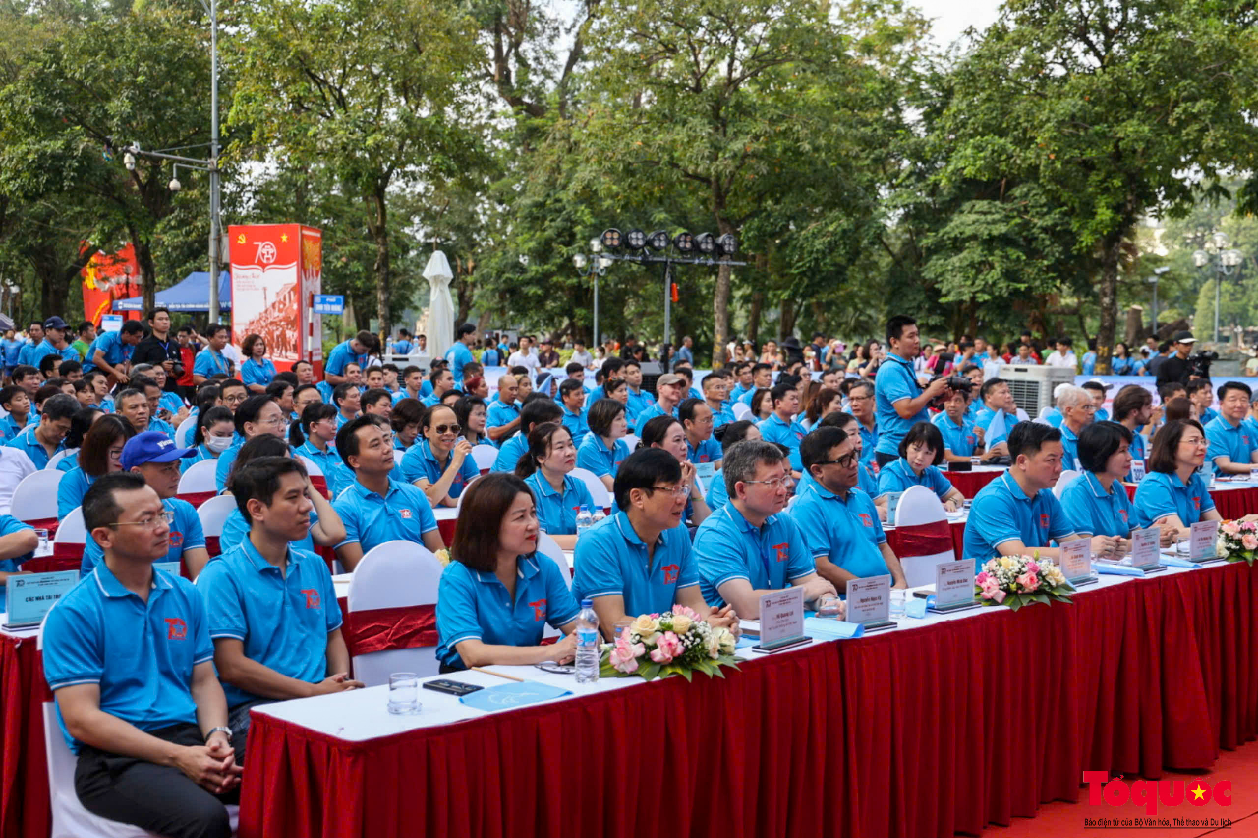 Sôi động đường chạy Chung kết Giải chạy Báo Hànộimới mở rộng lần thứ 49 - Ảnh 2.