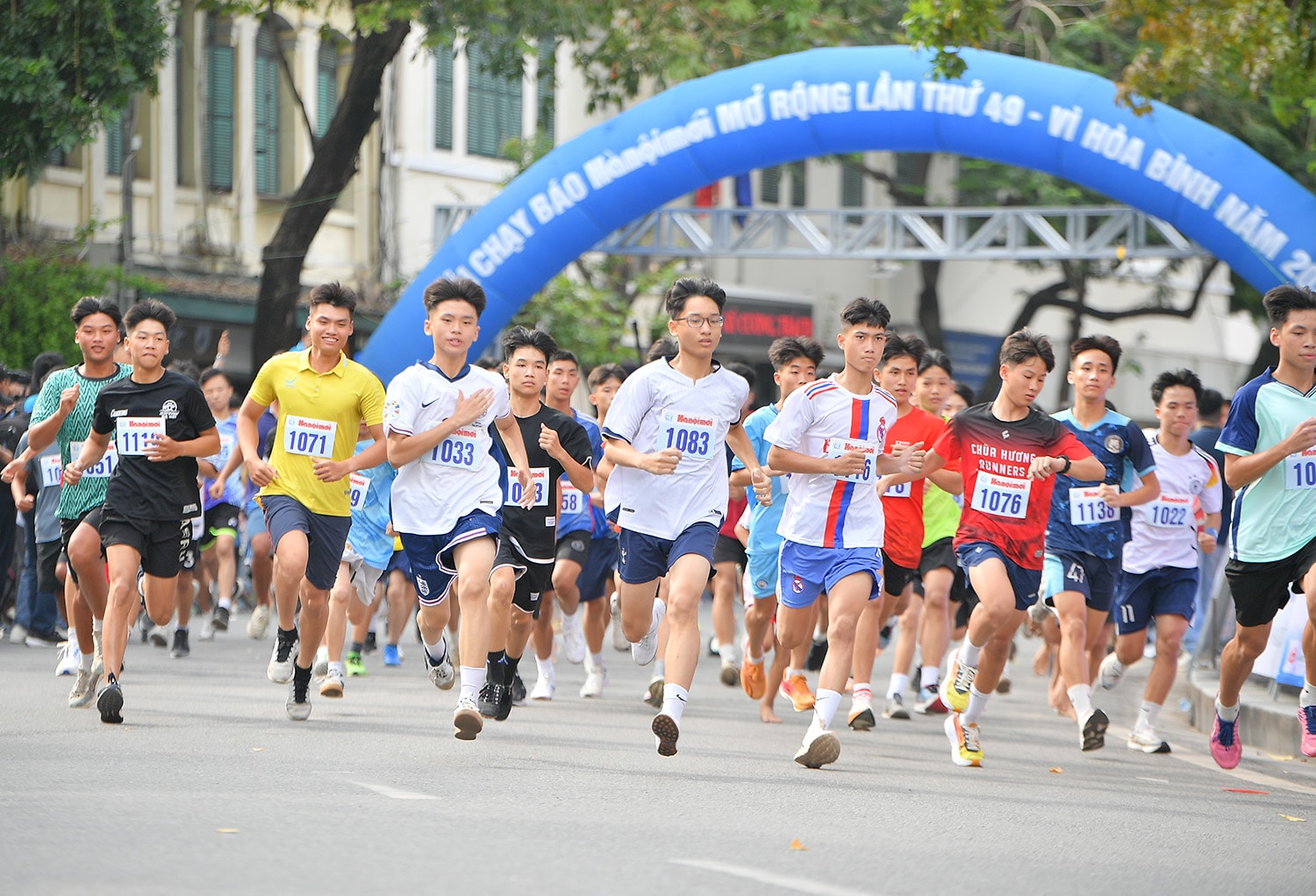 Sôi động đường chạy Chung kết Giải chạy Báo Hànộimới mở rộng lần thứ 49 - Ảnh 11.