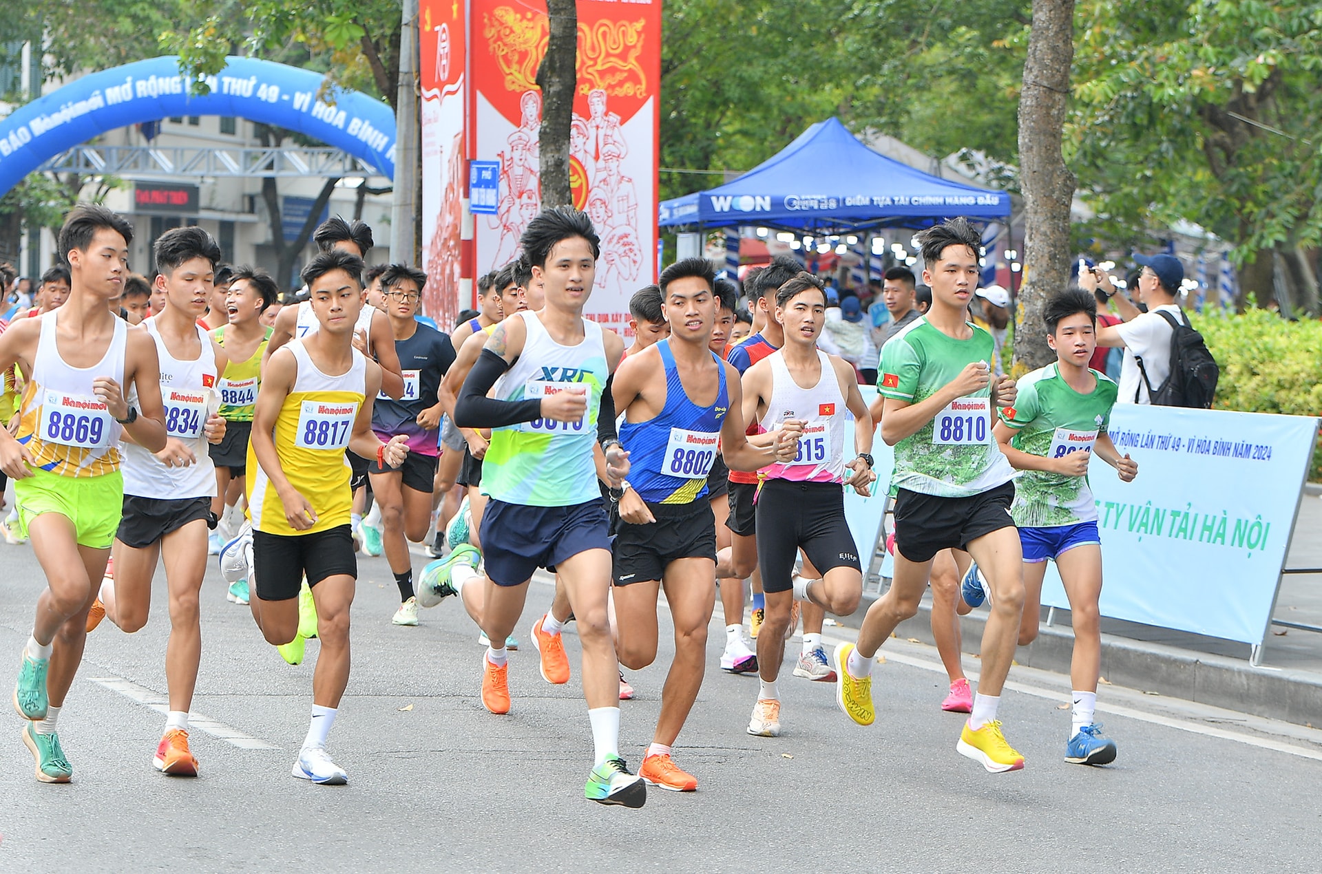 Sôi động đường chạy Chung kết Giải chạy Báo Hànộimới mở rộng lần thứ 49 - Ảnh 12.