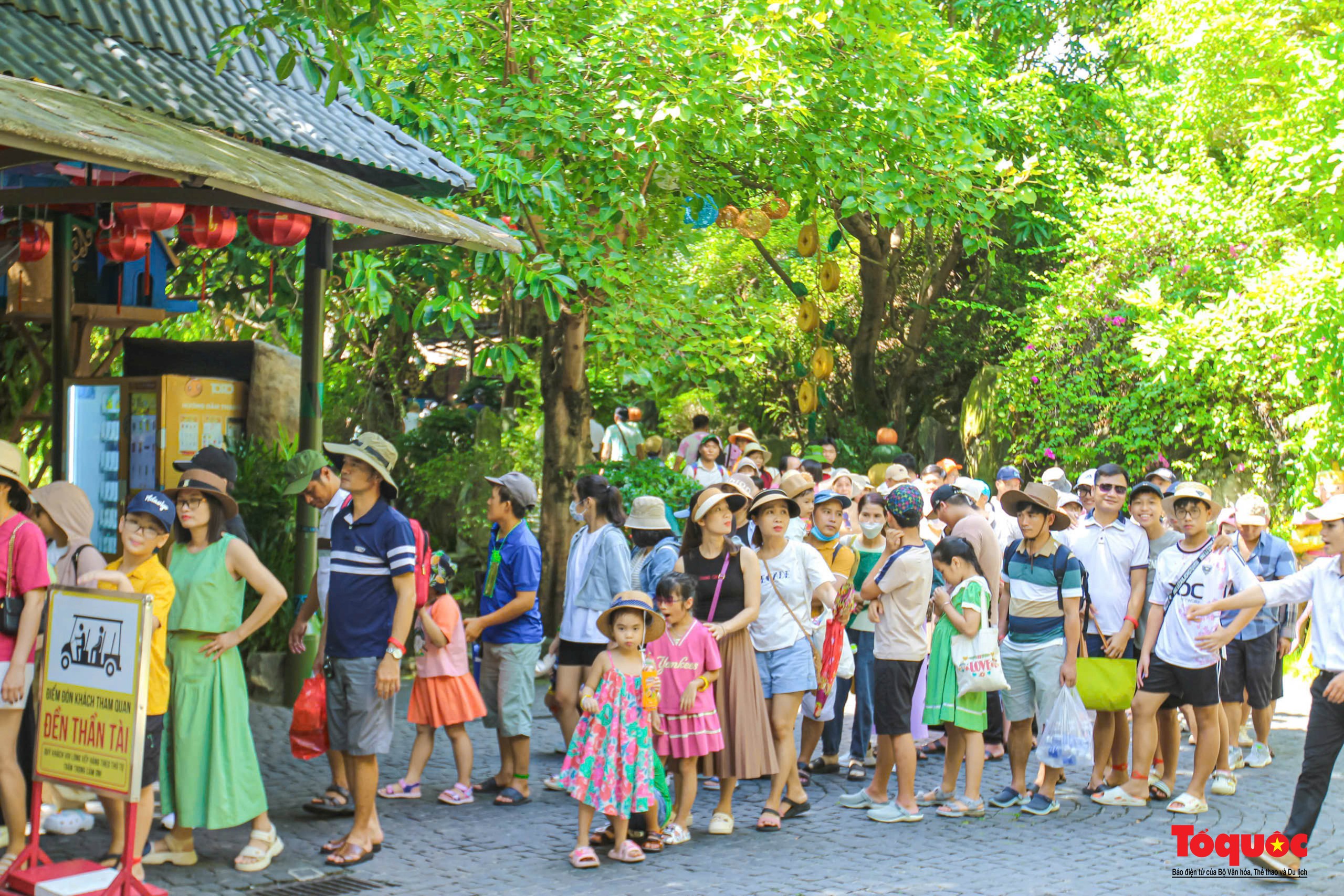 2 सितम्बर की छुट्टियों के दौरान डा नांग से कुल पर्यटन राजस्व 1,200 बिलियन VND से अधिक तक पहुंच गया - फोटो 2. Tổng thu du lịch Đà Nẵng trong dịp lễ 2/9 đạt hơn 1.200 tỷ đồng - Ảnh 2.