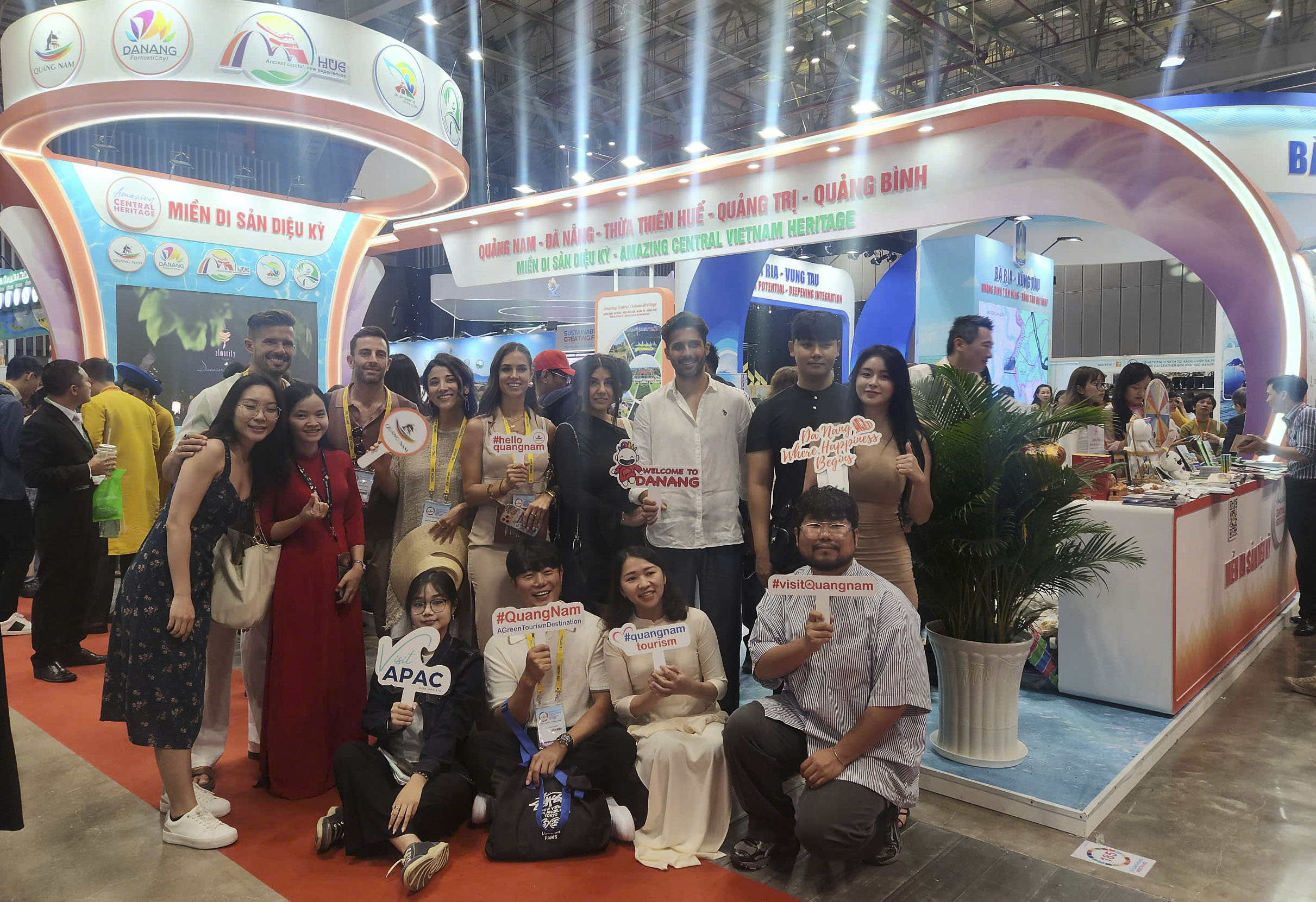 دا نانگ ITE HCMC 2024 میلے میں سیاحت کو فروغ دے رہا ہے - تصویر 2۔ Đà Nẵng quảng bá du lịch tại hội chợ ITE HCMC 2024 - Ảnh 2.