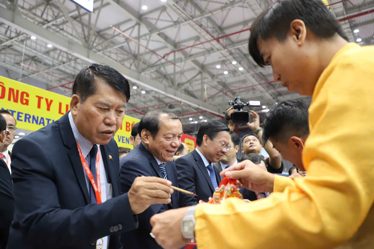 ມາເລເຊຍແລະຫຼາຍປະເທດອາຊຽນແນະນໍາຜະລິດຕະພັນການທ່ອງທ່ຽວທີ່ປະທັບໃຈທີ່ ITE HCMC 2024 - ຮູບພາບ 8. Malaysia và nhiều nước ASEAN giới thiệu sản phẩm du lịch ấn tượng tại ITE HCMC 2024 - Ảnh 8.