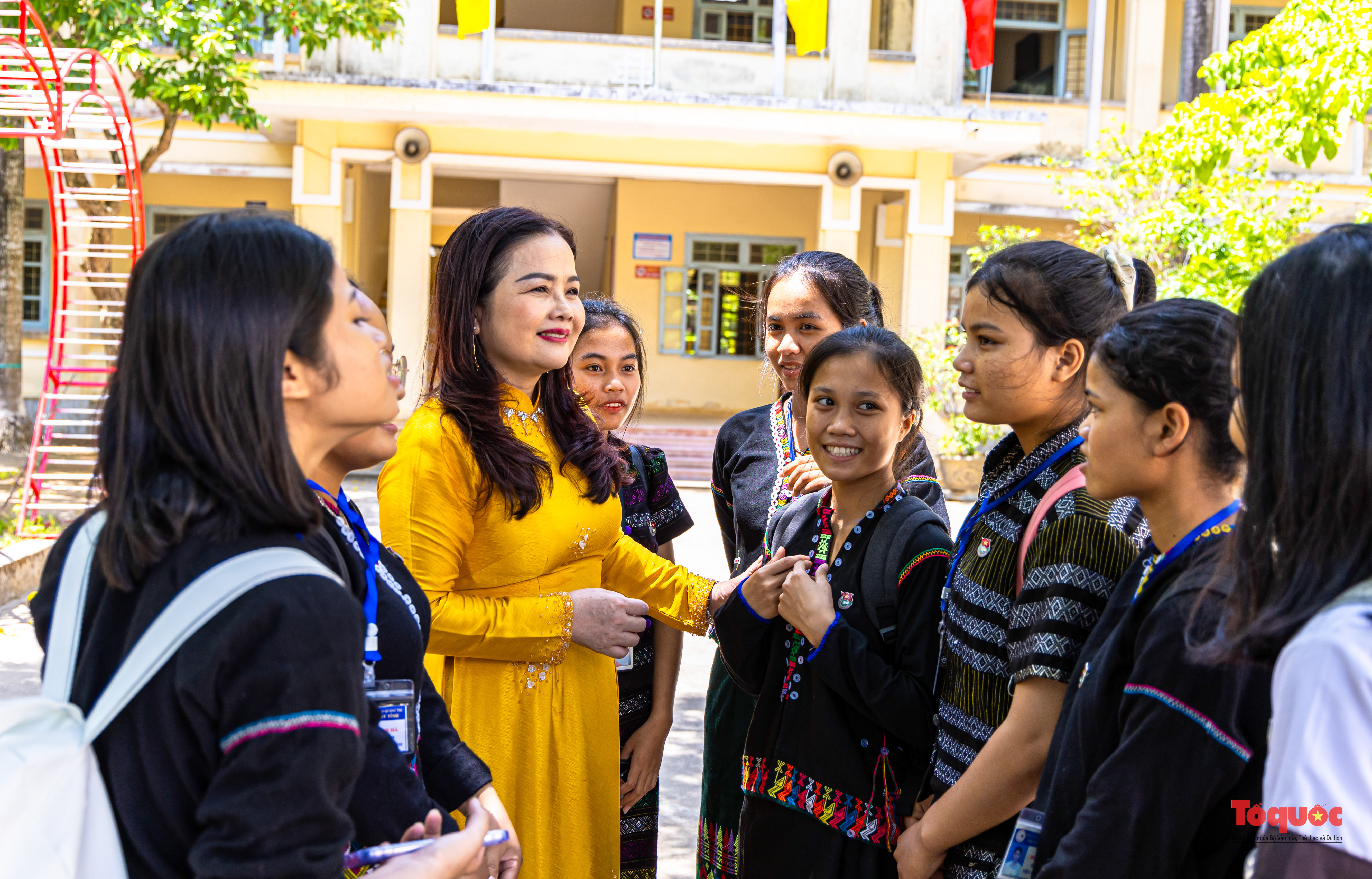 Học sinh người dân tộc là nhân tố quan trọng trong việc bảo tồn, phát huy bản sắc văn hoá của dân tộc mình - Ảnh 10.