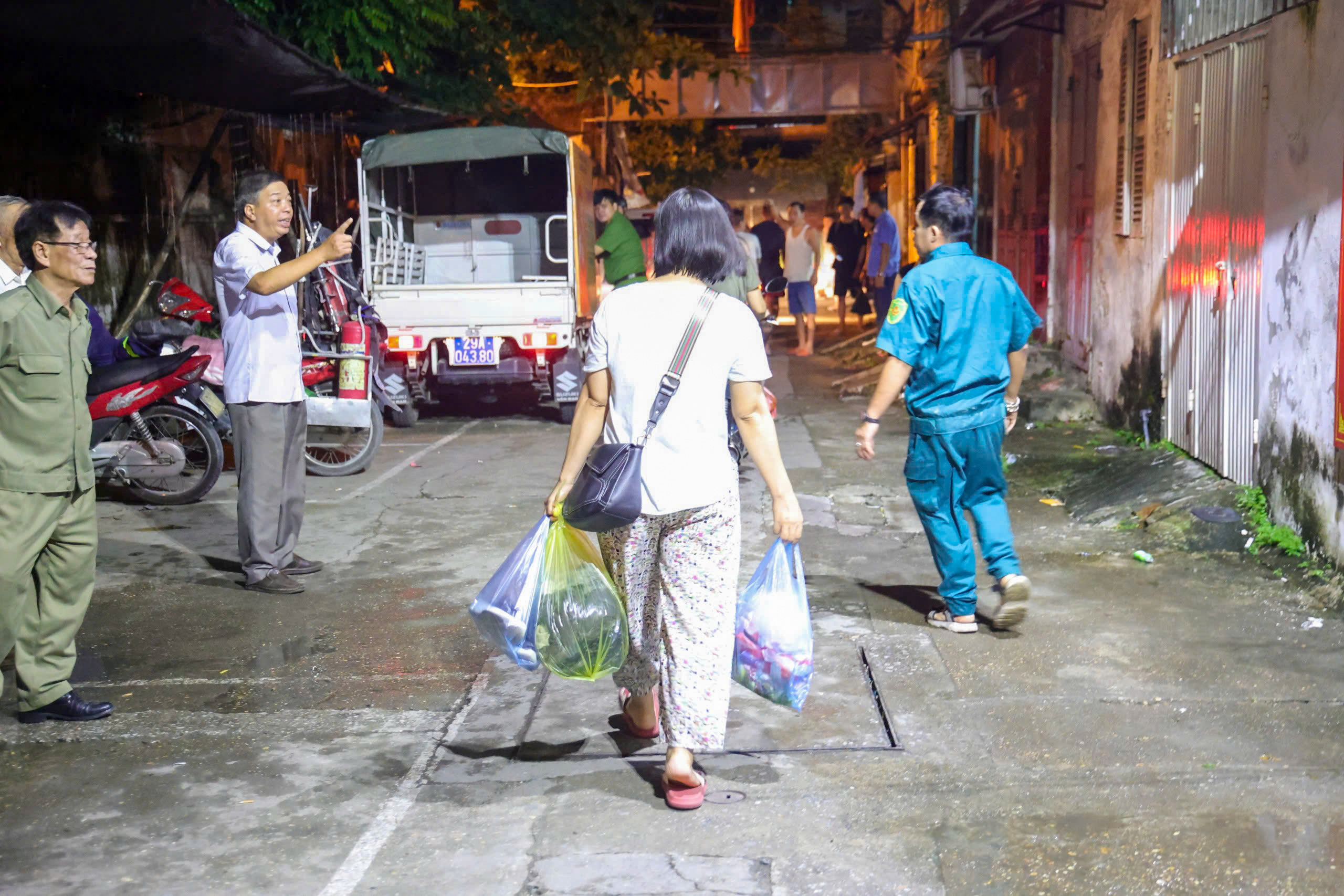 Hà Nội di chuyển khẩn cấp người dân trong đêm để tránh bão số 3 - Ảnh 5.