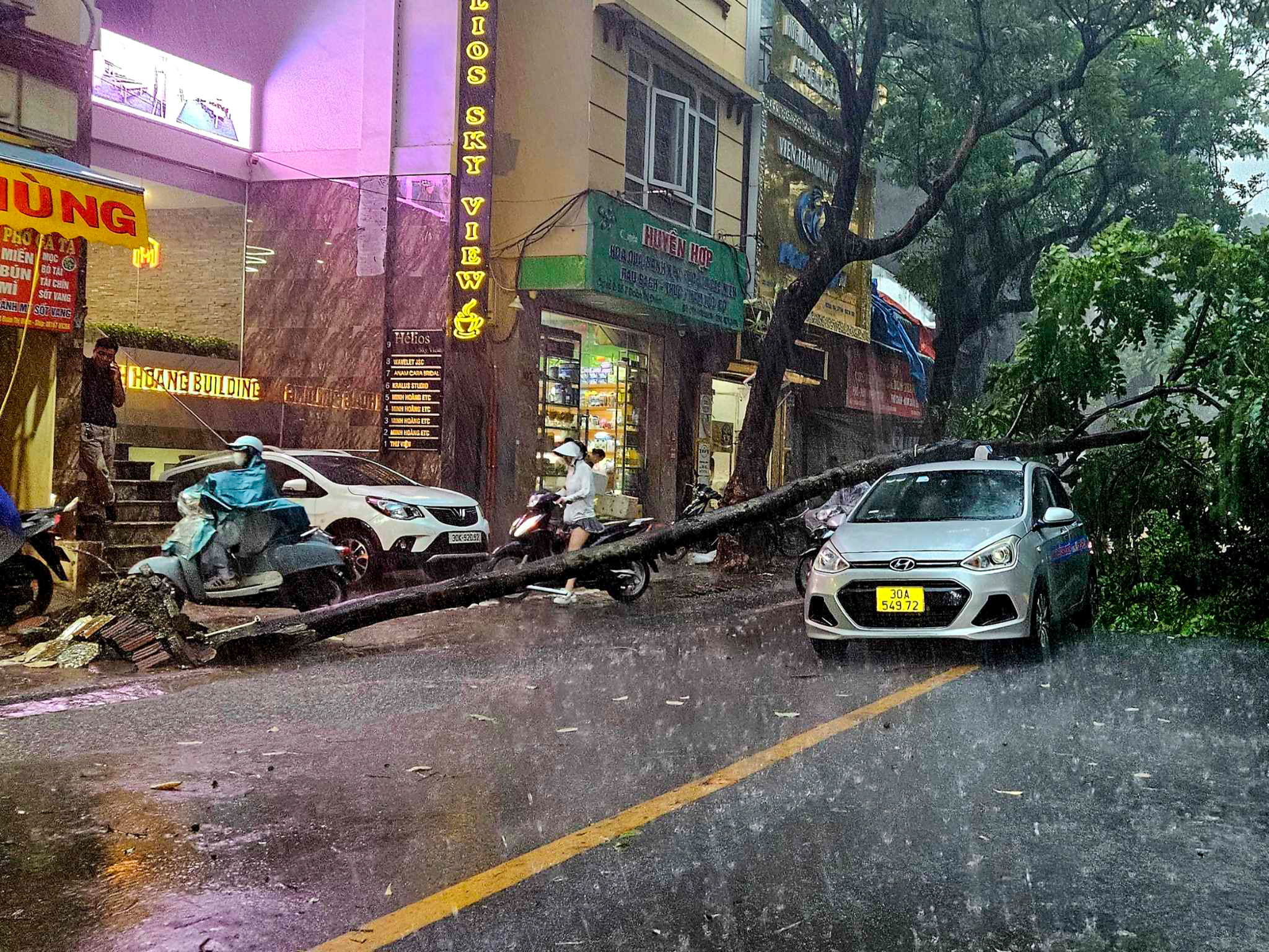 Hà Nội mưa lớn, nhiều cây gãy đổ vào nhiều phương tiện của người dân trước khi bão số 3 đổ bộ - Ảnh 14.