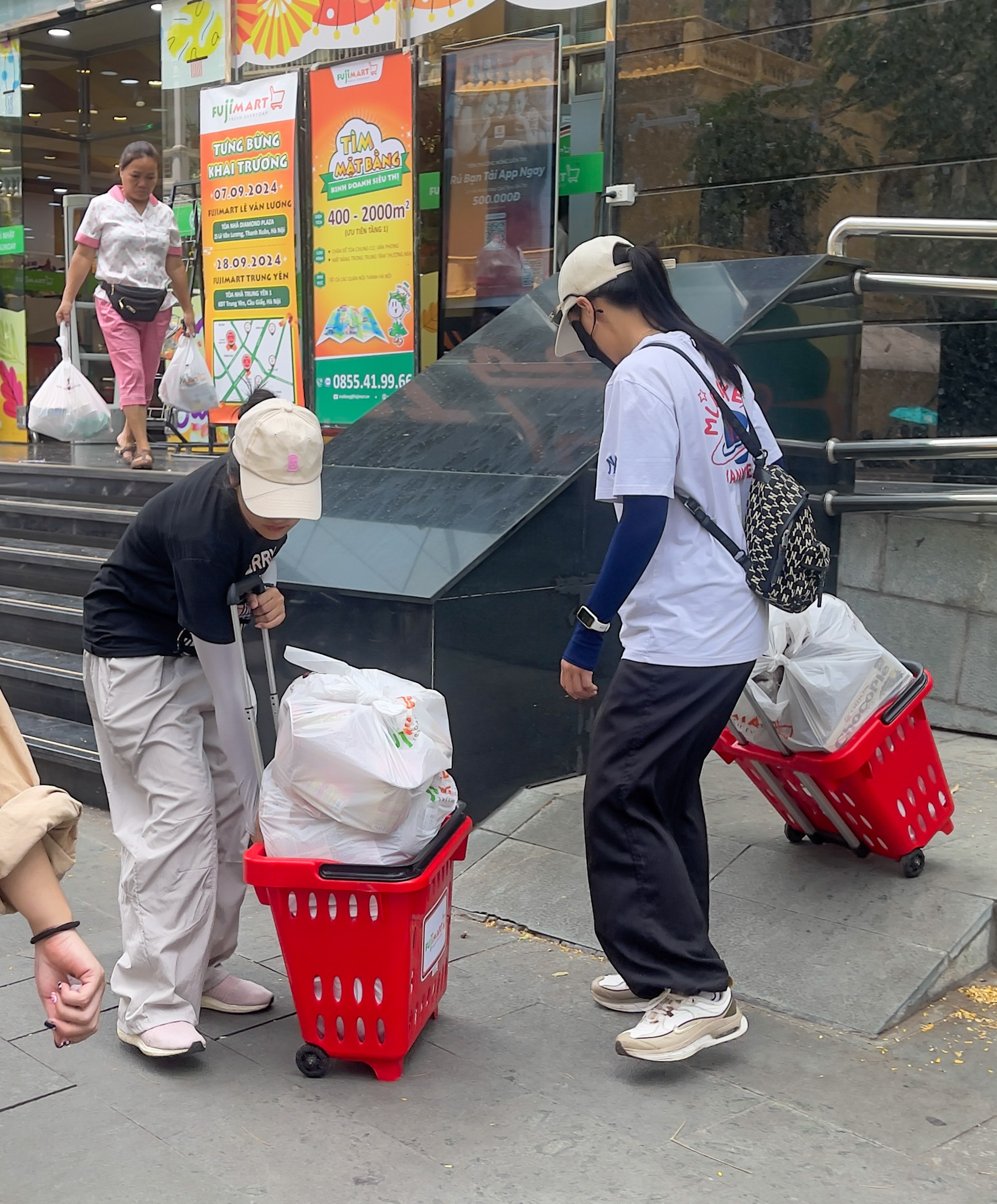 Người dân thủ đô kéo nhau đi mua sắm lương thực dự trữ trước giờ bão Yagi đổ bộ - Ảnh 15.