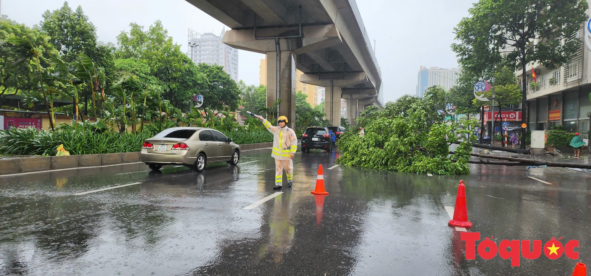 CATP Hà Nội đề nghị người dân hạn chế đi lại trong thời gian cơn bão số 3 đi vào miền Bắc - Ảnh 2.