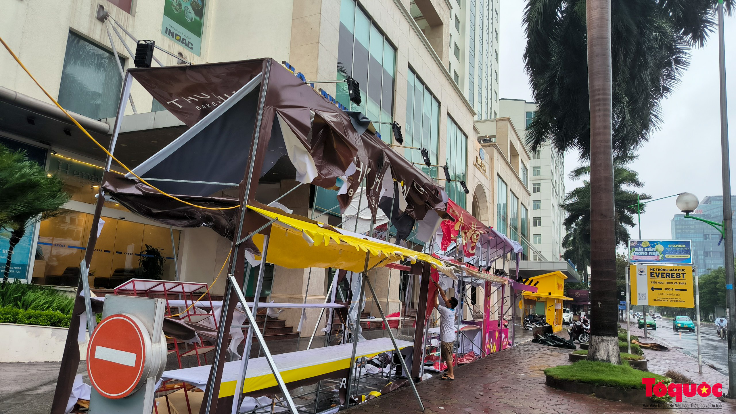 Hà Nội: Người dân dùng xe container, bao cát, bàn ghế...phòng chống bão số 3 Yagi - Ảnh 19.