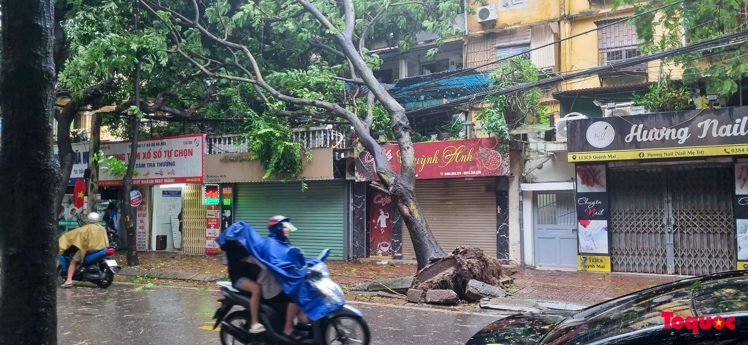 Hà Nội: Người dân dùng xe container, bao cát, bàn ghế...phòng chống bão số 3 Yagi - Ảnh 18.