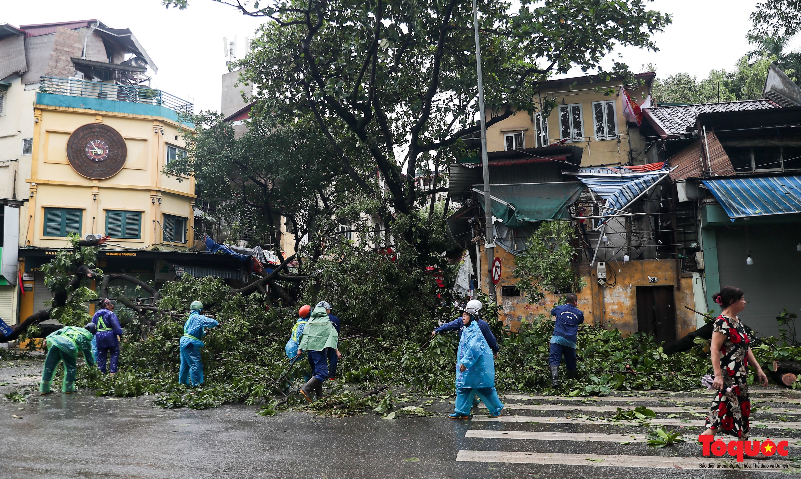 Hà Nội ngổn ngang sau bão số 3 - Ảnh 21.