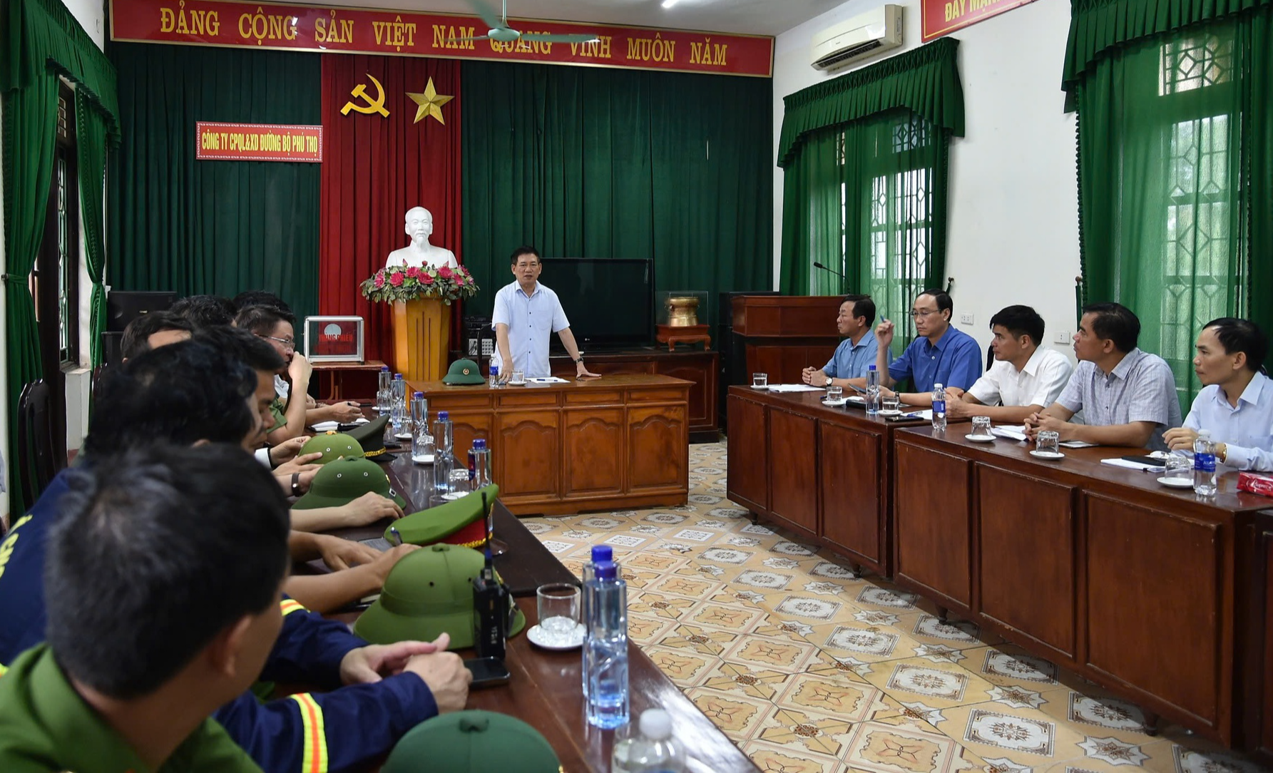 Phó Thủ tướng Hồ Đức Phớc: Khẩn trương tìm kiếm, bóng đá kèo nhà cái nạn vụ sập bóng đá kèo nhà cái- Ảnh 3.